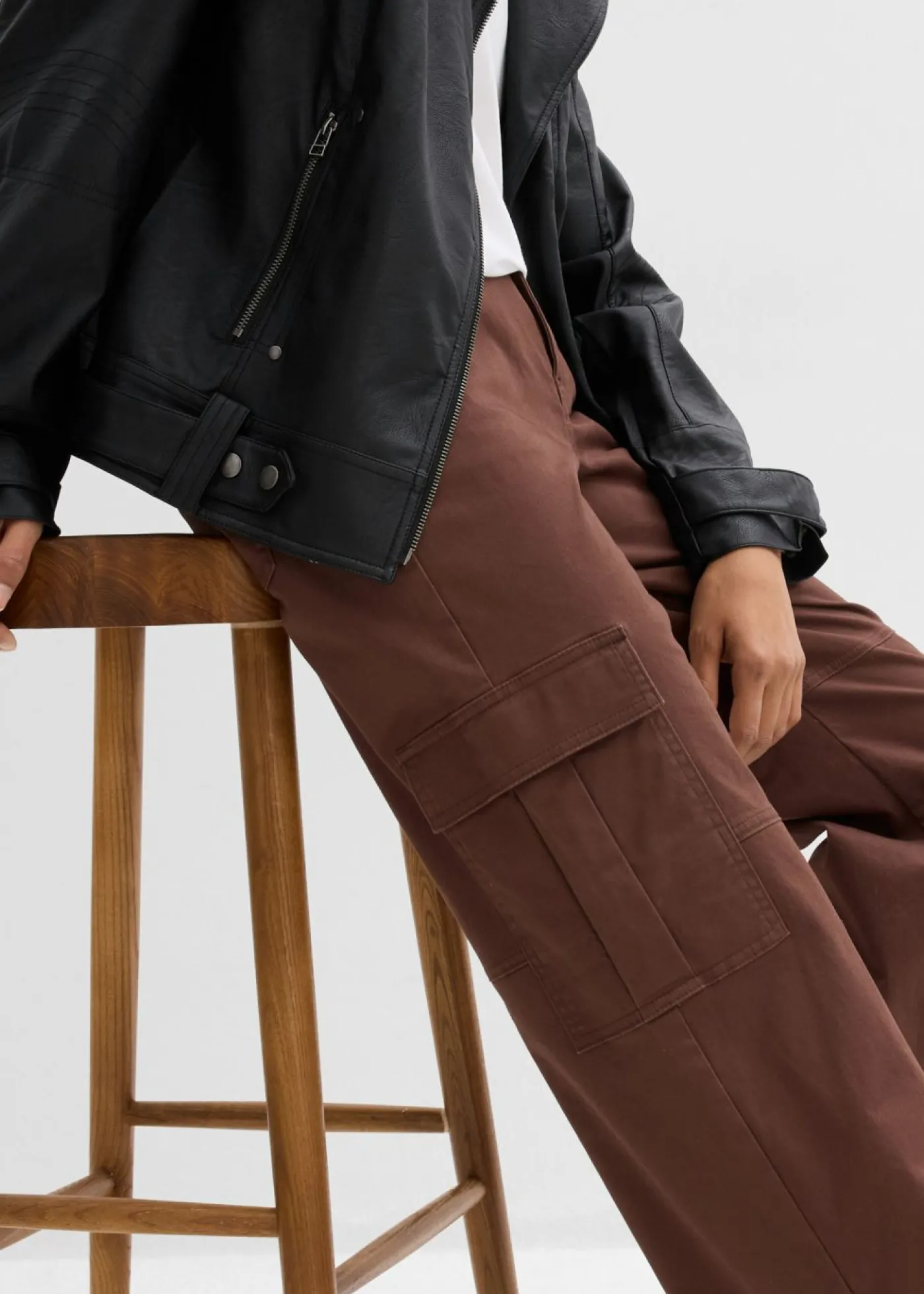 bonprix bonprix Pantalón tipo cargo de mezcla de algodón elástico marrón Hot
