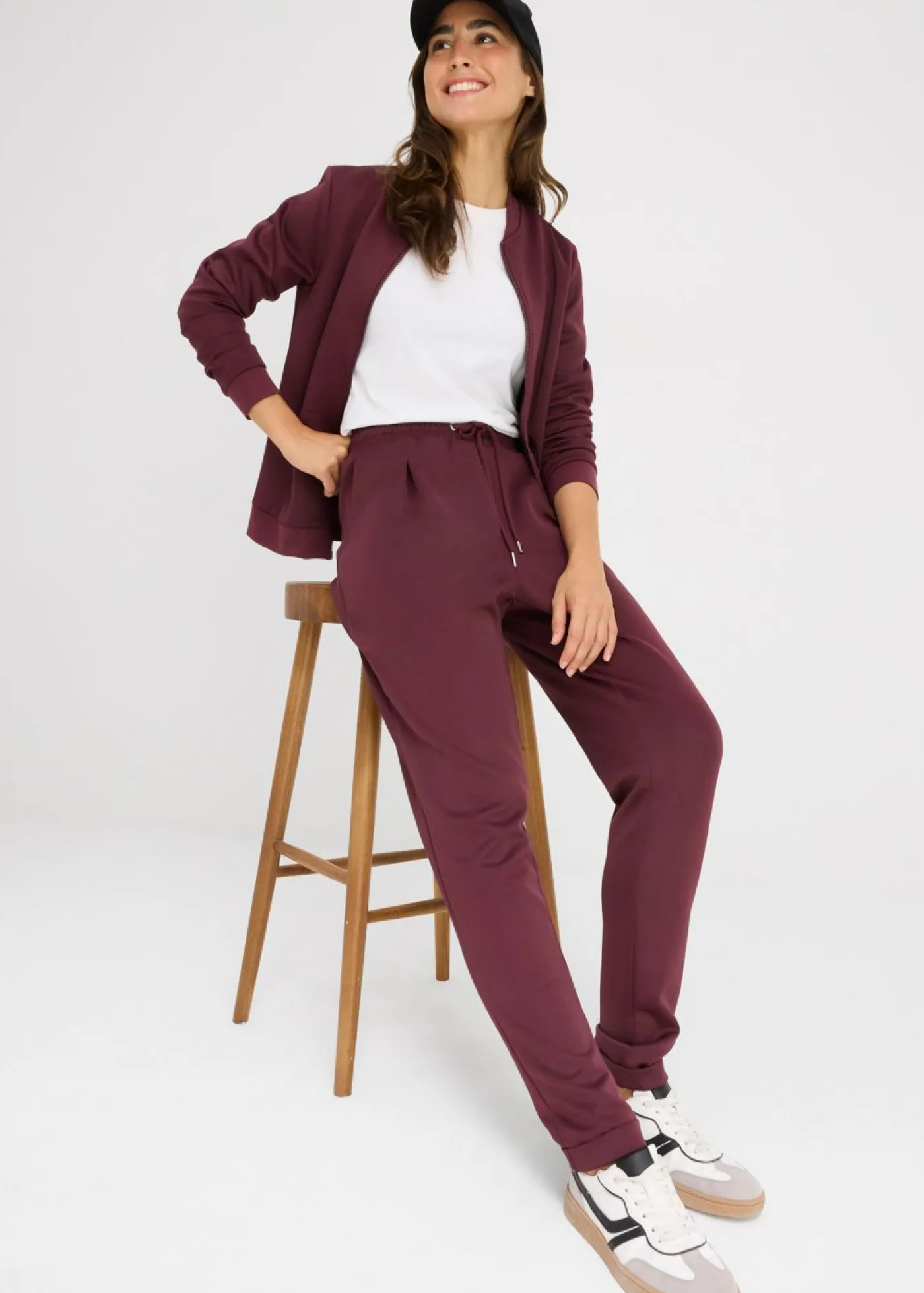 bonprix bonprix Pantalón tipo chino de neopreno rojo burdeos Hot
