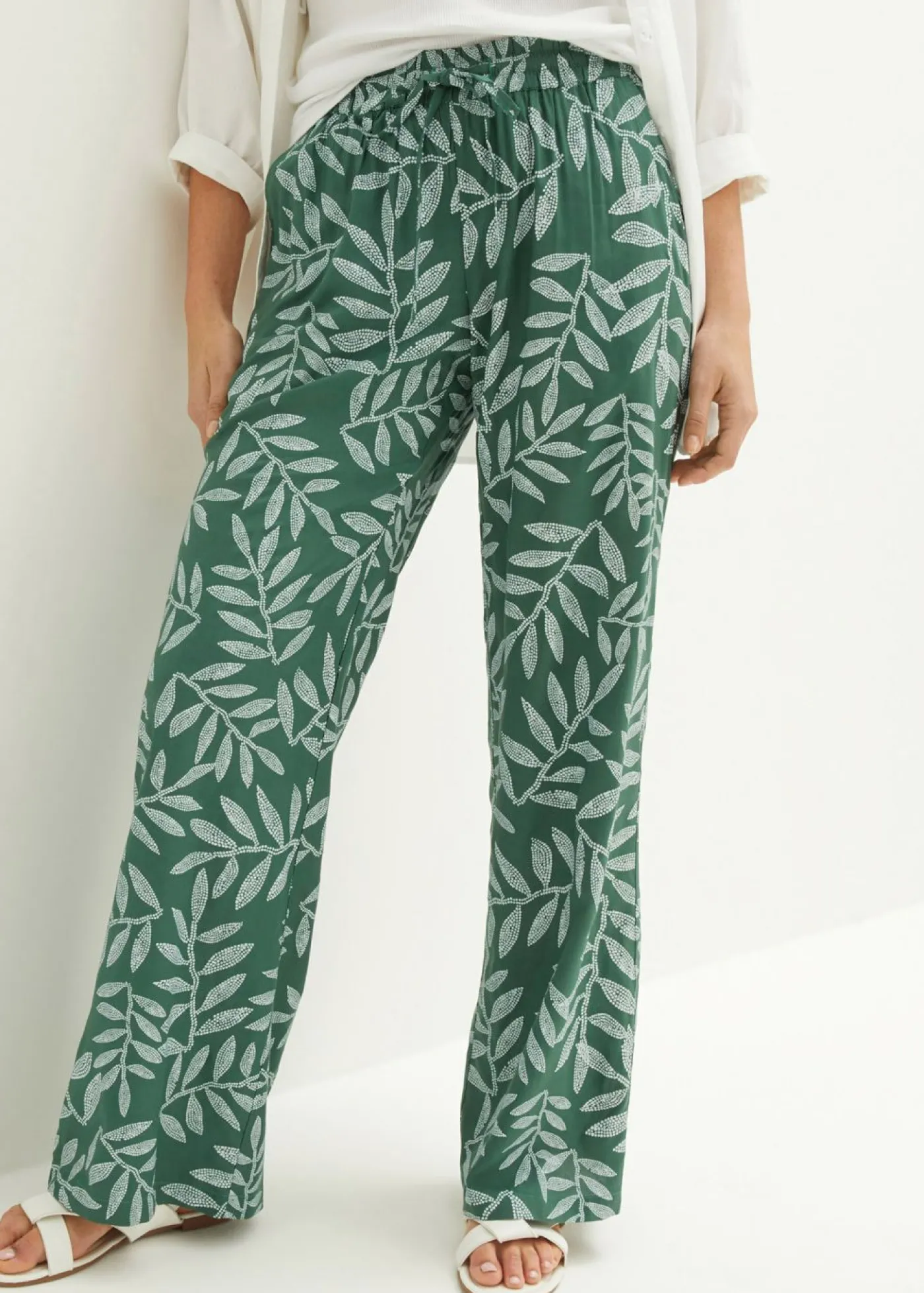 bonprix bonprix Pantalón tipo palazzo de viscosa sostenible con estampado Verde oscuro-blanco estampado New