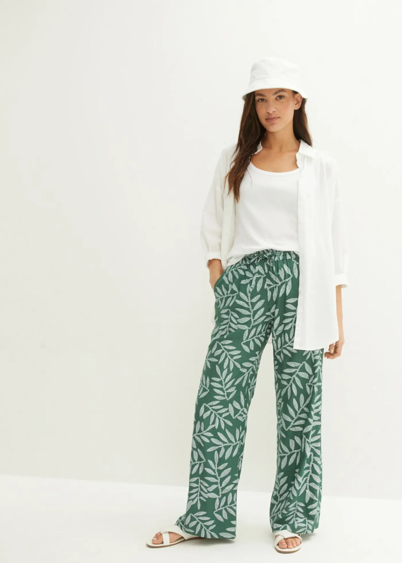 bonprix bonprix Pantalón tipo palazzo de viscosa sostenible con estampado Verde oscuro-blanco estampado New