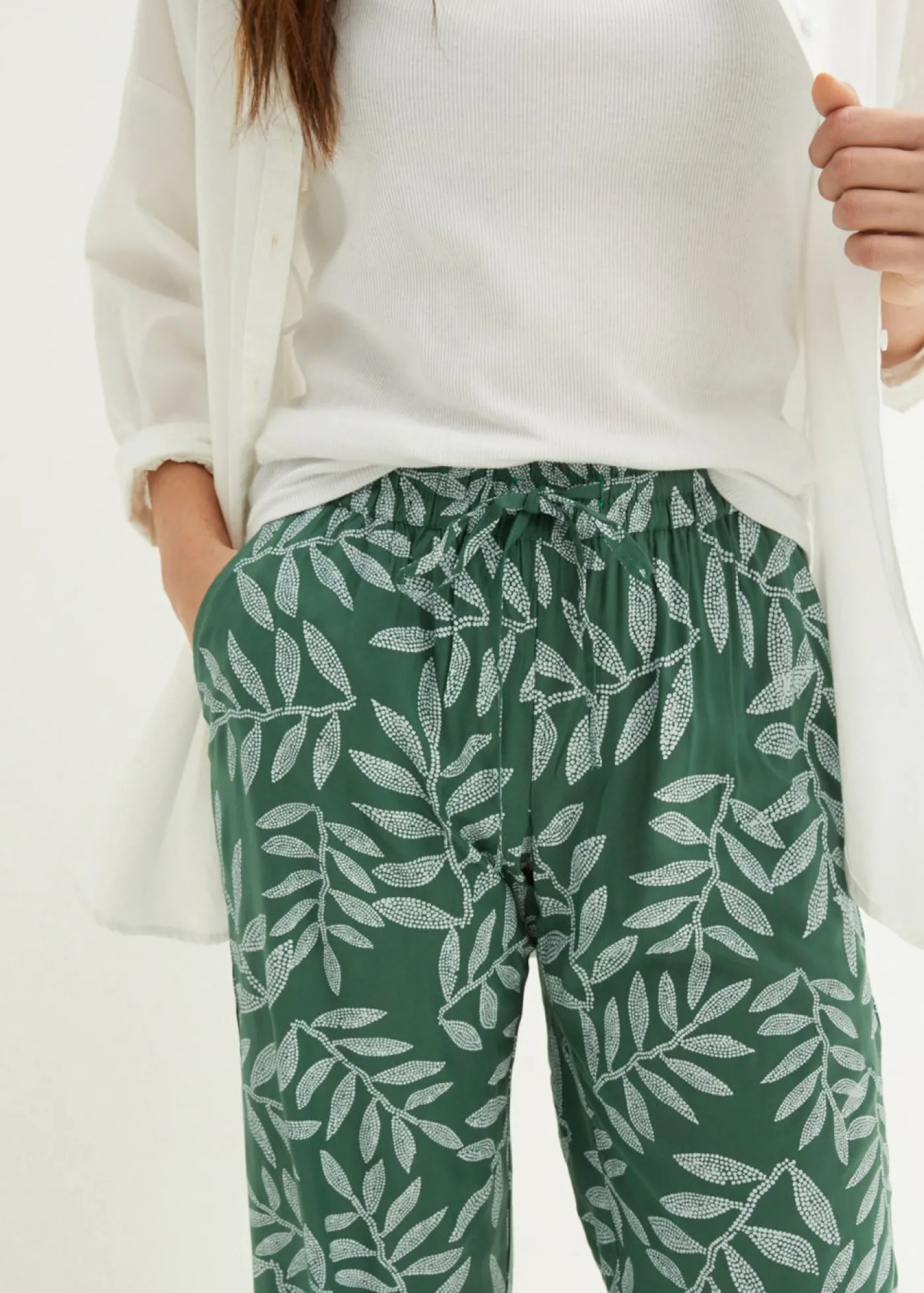 bonprix bonprix Pantalón tipo palazzo de viscosa sostenible con estampado Verde oscuro-blanco estampado New