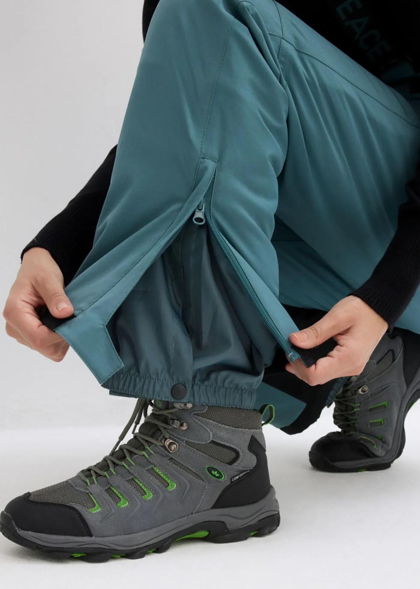 bonprix bonprix Pantalón térmico funcional de esquí con tirantes desmontables, material impermeable y corte recto Verde grisáceo Online