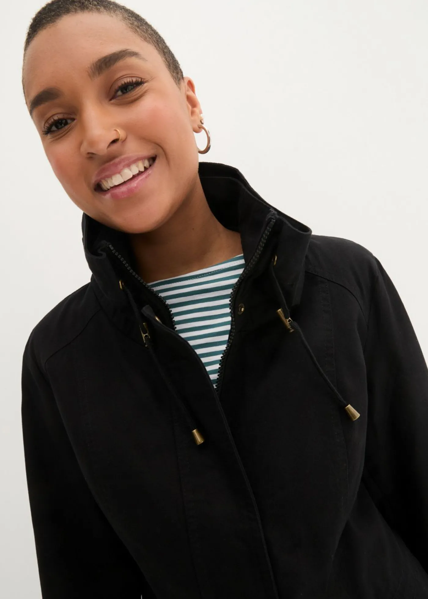 bonprix bonprix Parka corta de algodón con cuello alto, entallada Negro