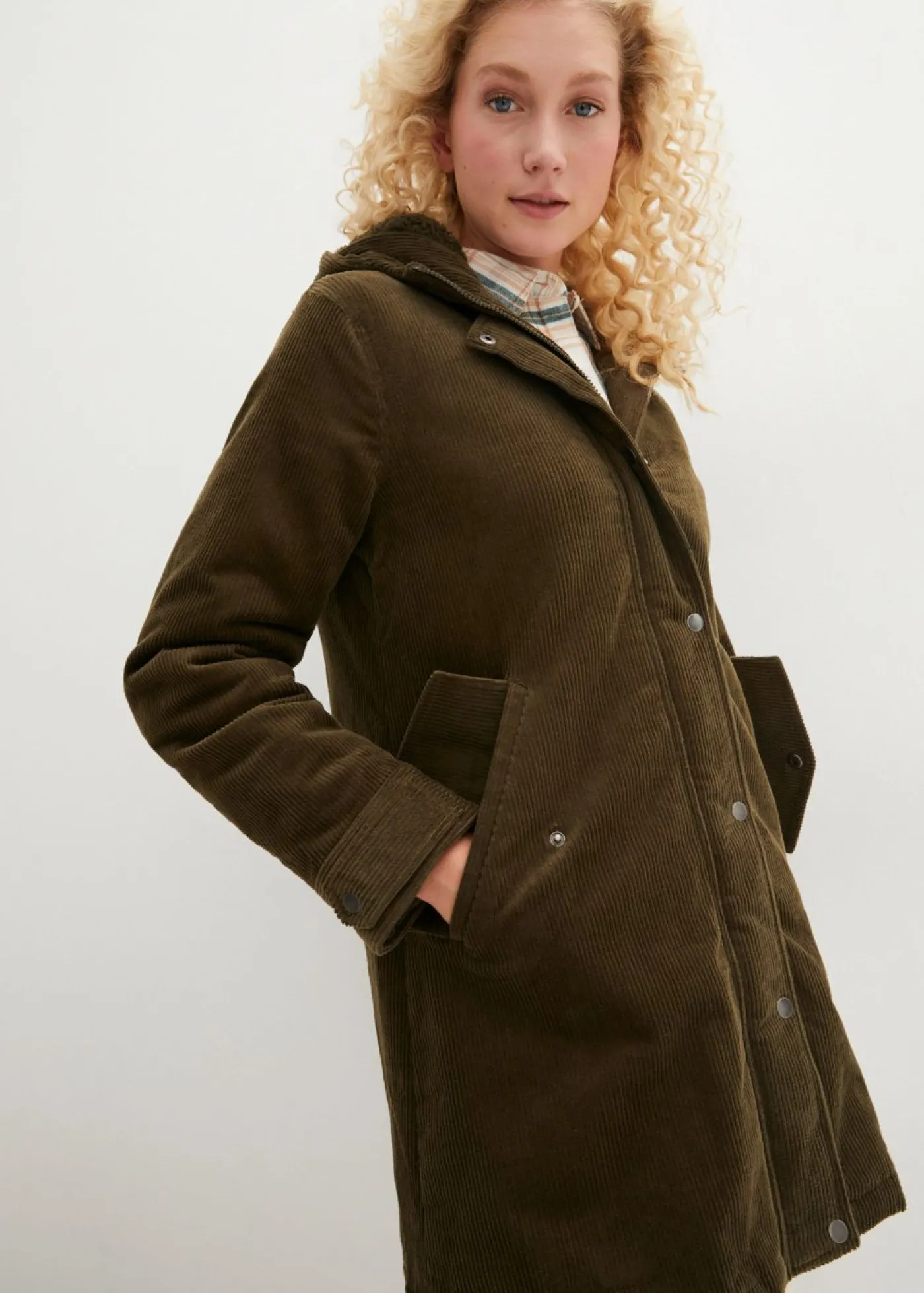 bonprix bonprix Parka de pana con forro suave Verde oliva oscuro Hot