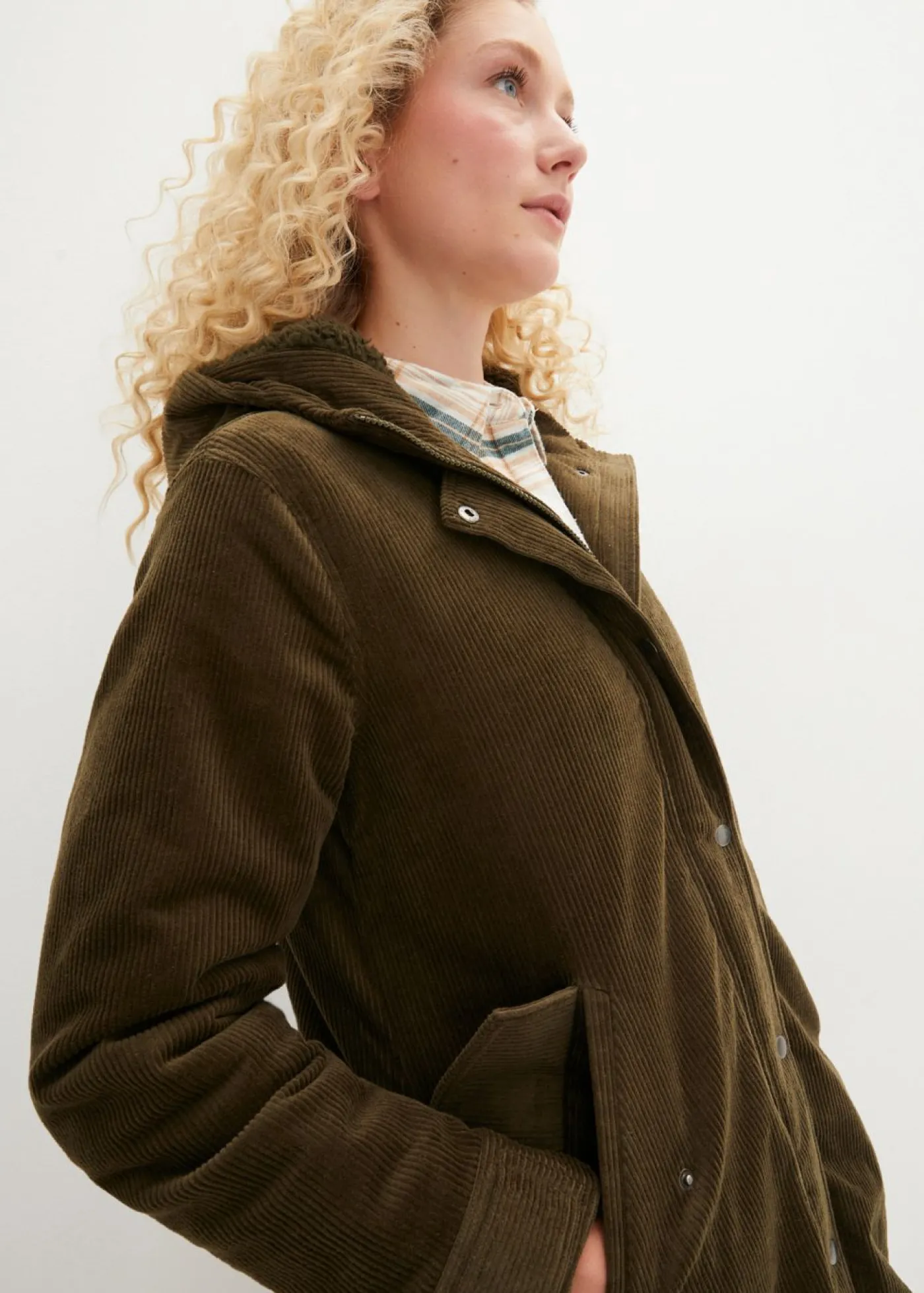 bonprix bonprix Parka de pana con forro suave Verde oliva oscuro Hot