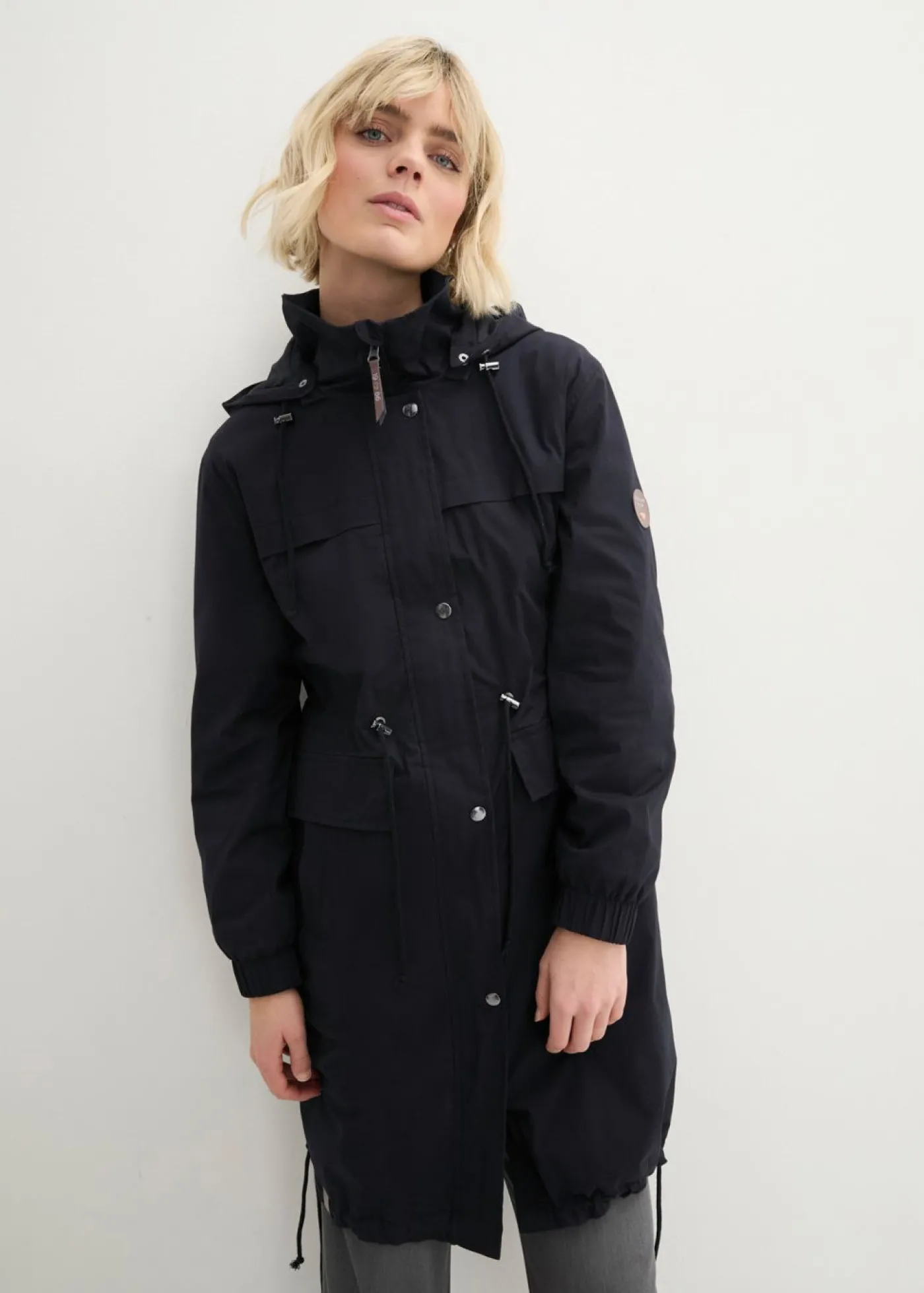 bonprix bonprix Parka tipo gabardina con bolsillos grandes Negro