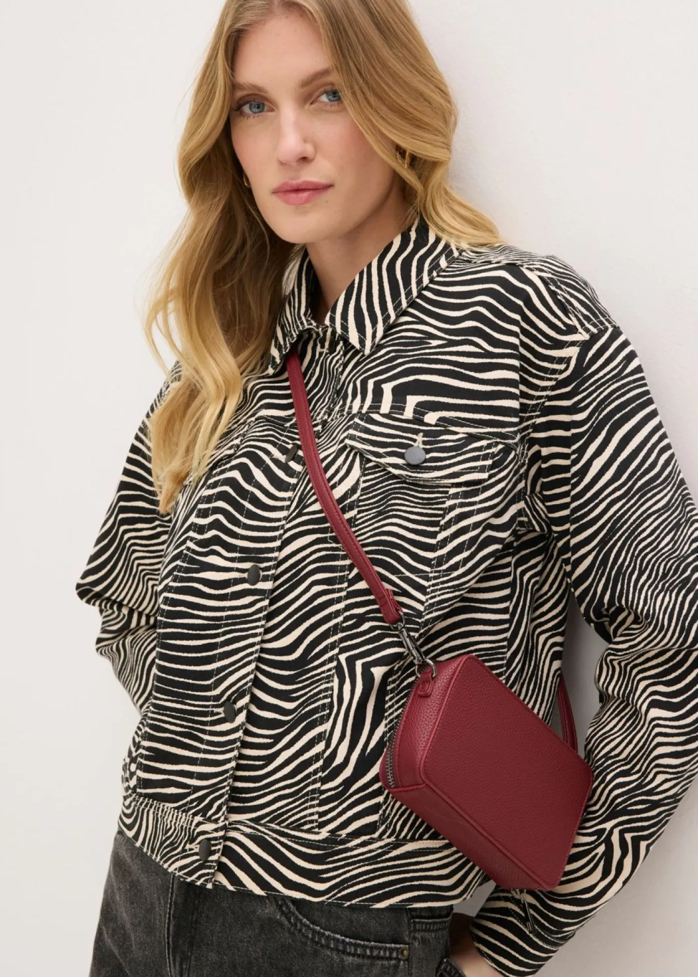 bonprix bonprix Pequeño bolso estilo bandolera con correa desmontable Rojo rubí Discount