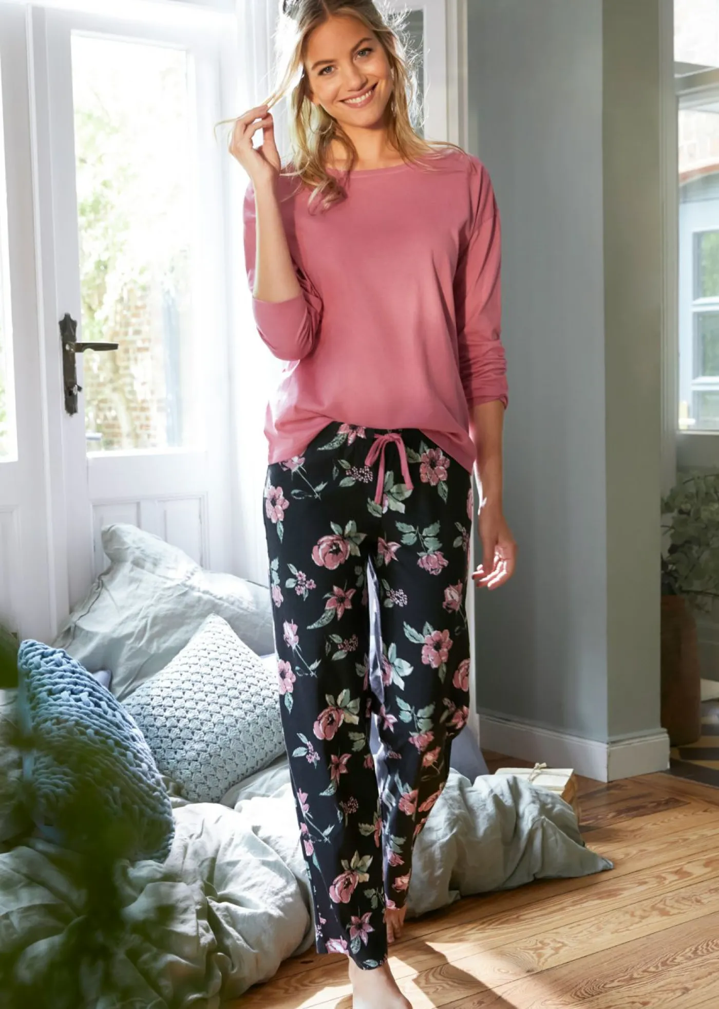 bonprix bonprix Pijama de algodón orgánico puro Sorbete de frambuesa-negro de flores Discount
