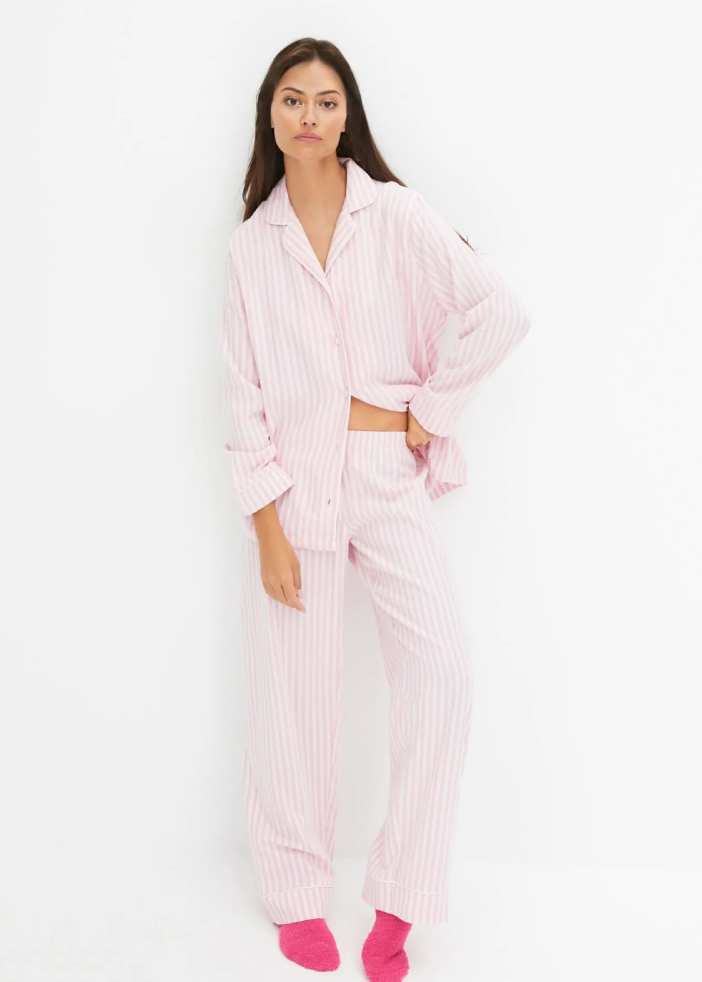 bonprix bonprix Pijama de franela con bolsa regalo Orquídea ahumado/rosa claro de rayas New