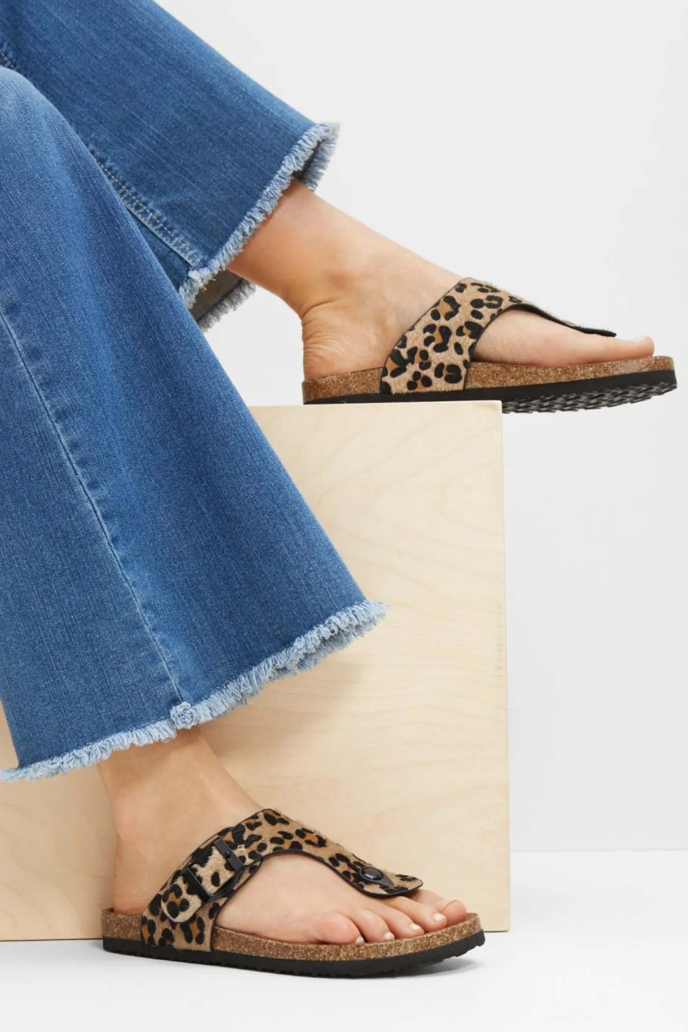 bonprix bonprix Sandalias de dedo estampado leo beige Best