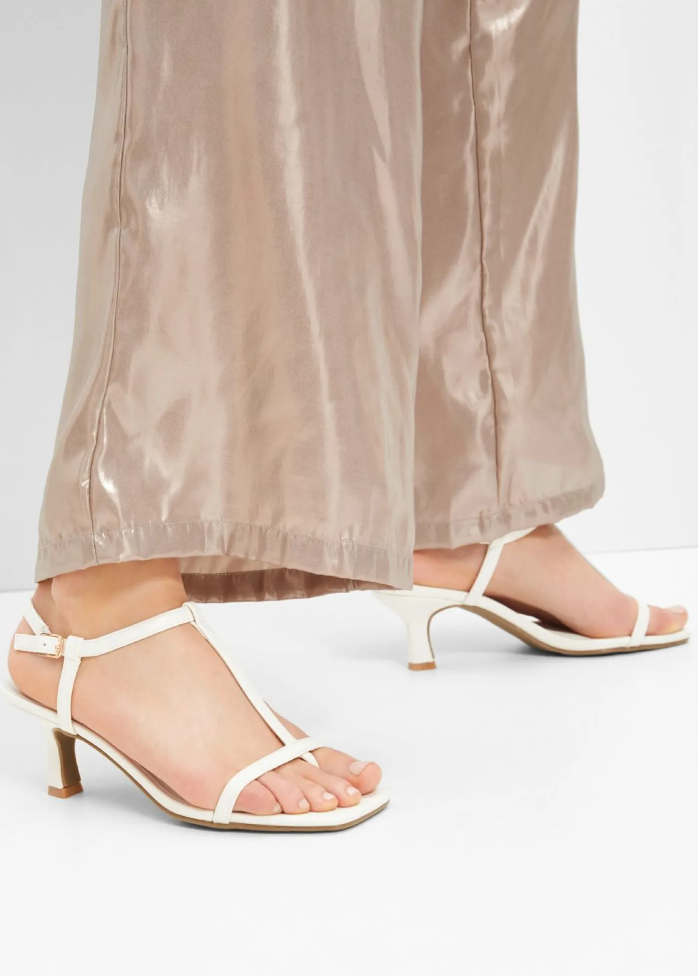 bonprix bonprix Sandalias de tiras Blanco-crema Discount