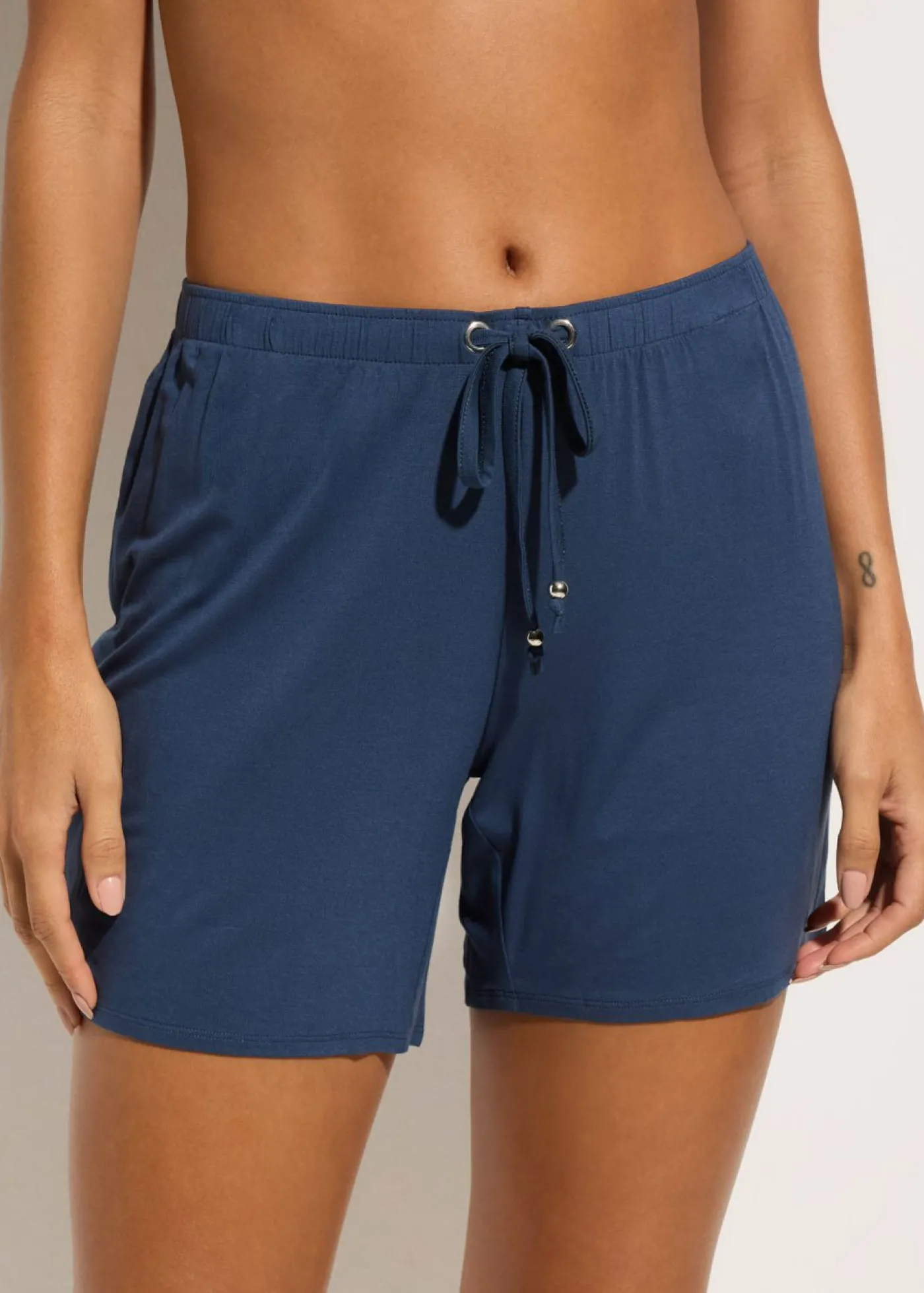 bonprix bonprix Shorts de playa de mezcla de viscosa fluida Azul almirante