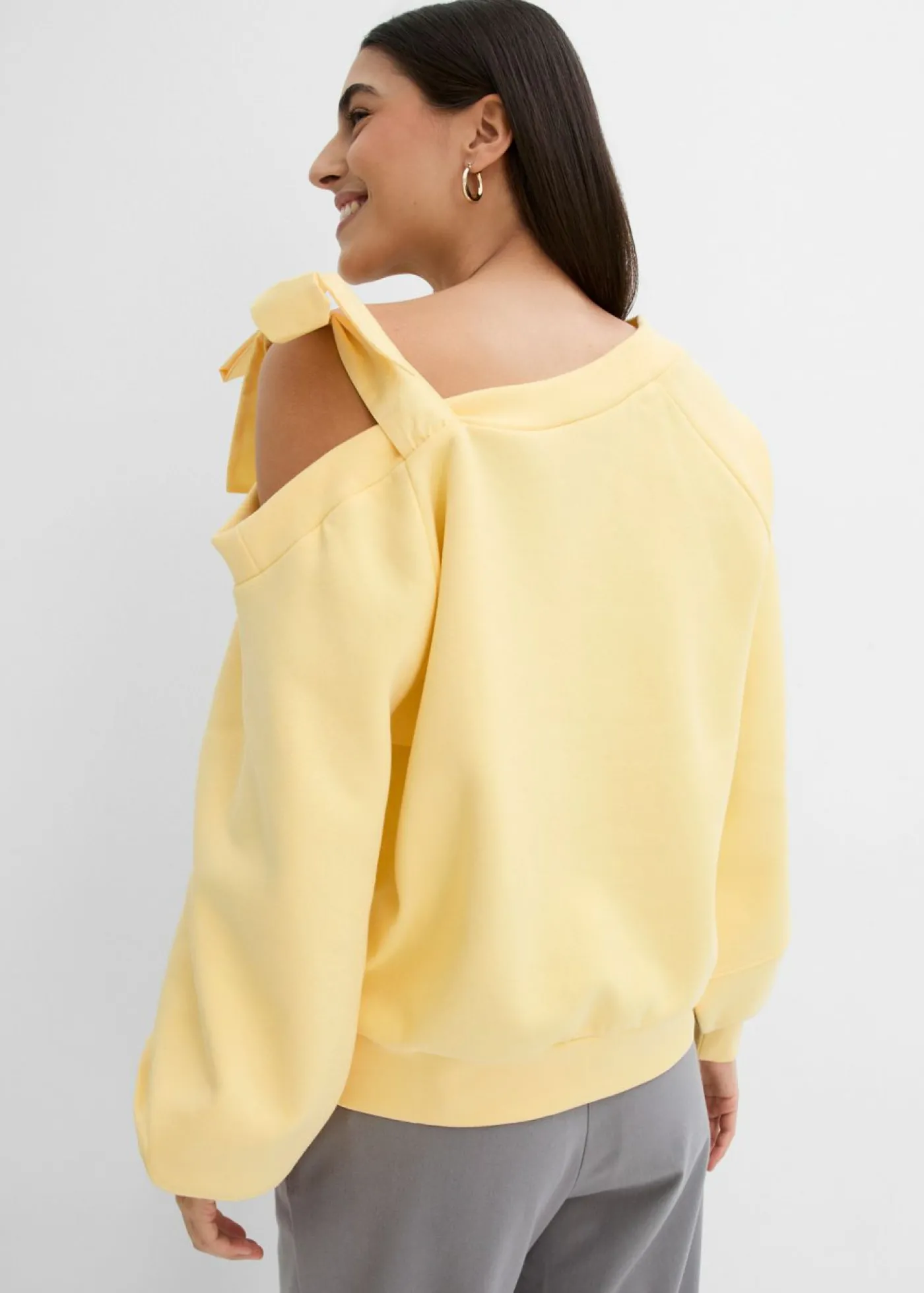 bonprix bonprix Sudadera ancha con un hombro al descubierto Amarillo claro Hot