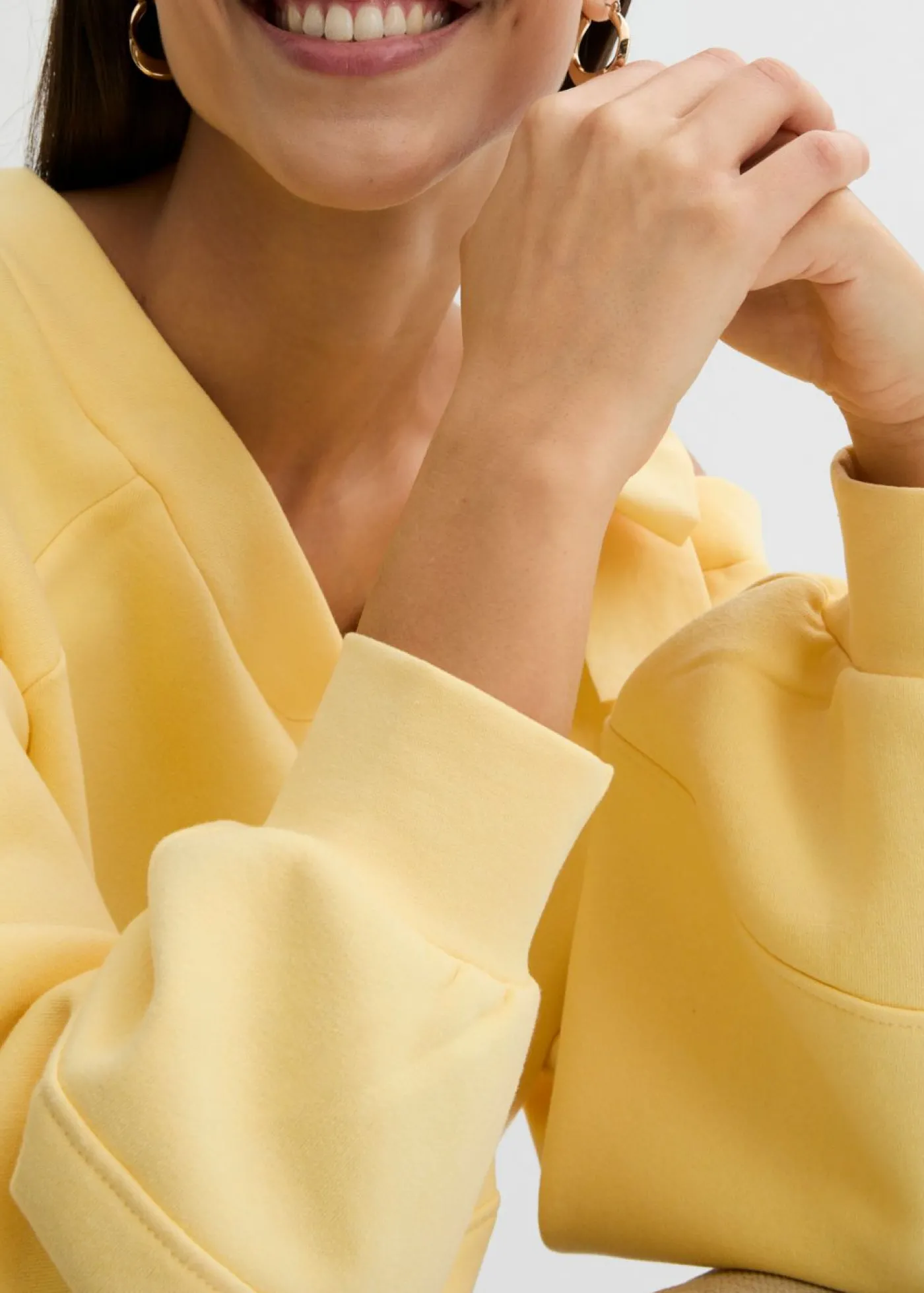 bonprix bonprix Sudadera ancha con un hombro al descubierto Amarillo claro Hot