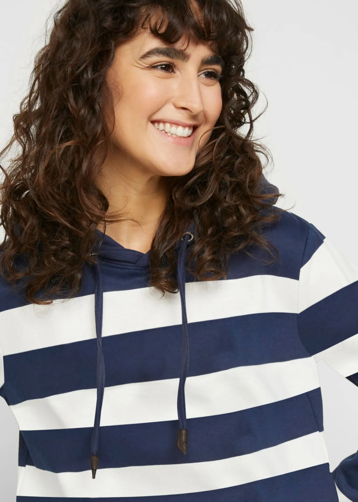 bonprix bonprix Sudadera con capucha de algodón puro azul marino-crema suave con rayas New