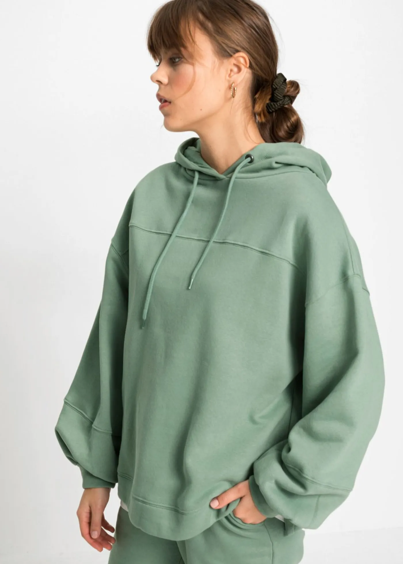 bonprix bonprix Sudadera con capucha oversize en mezcla de algodón suave verde ahumado Hot