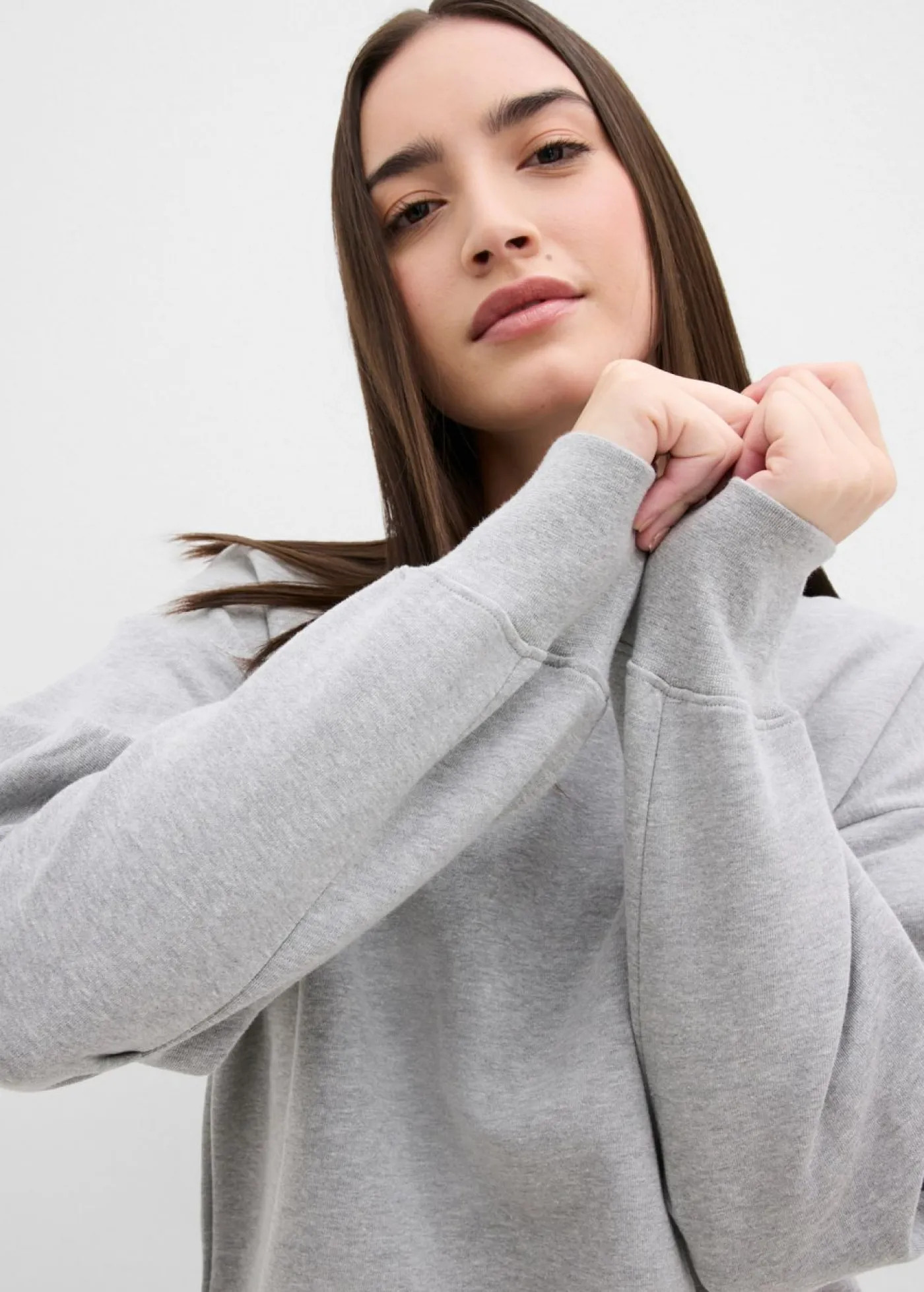 bonprix bonprix Sudadera de algodón orgánico con cuello ancho de canalé gris claro jaspeado moteado Hot