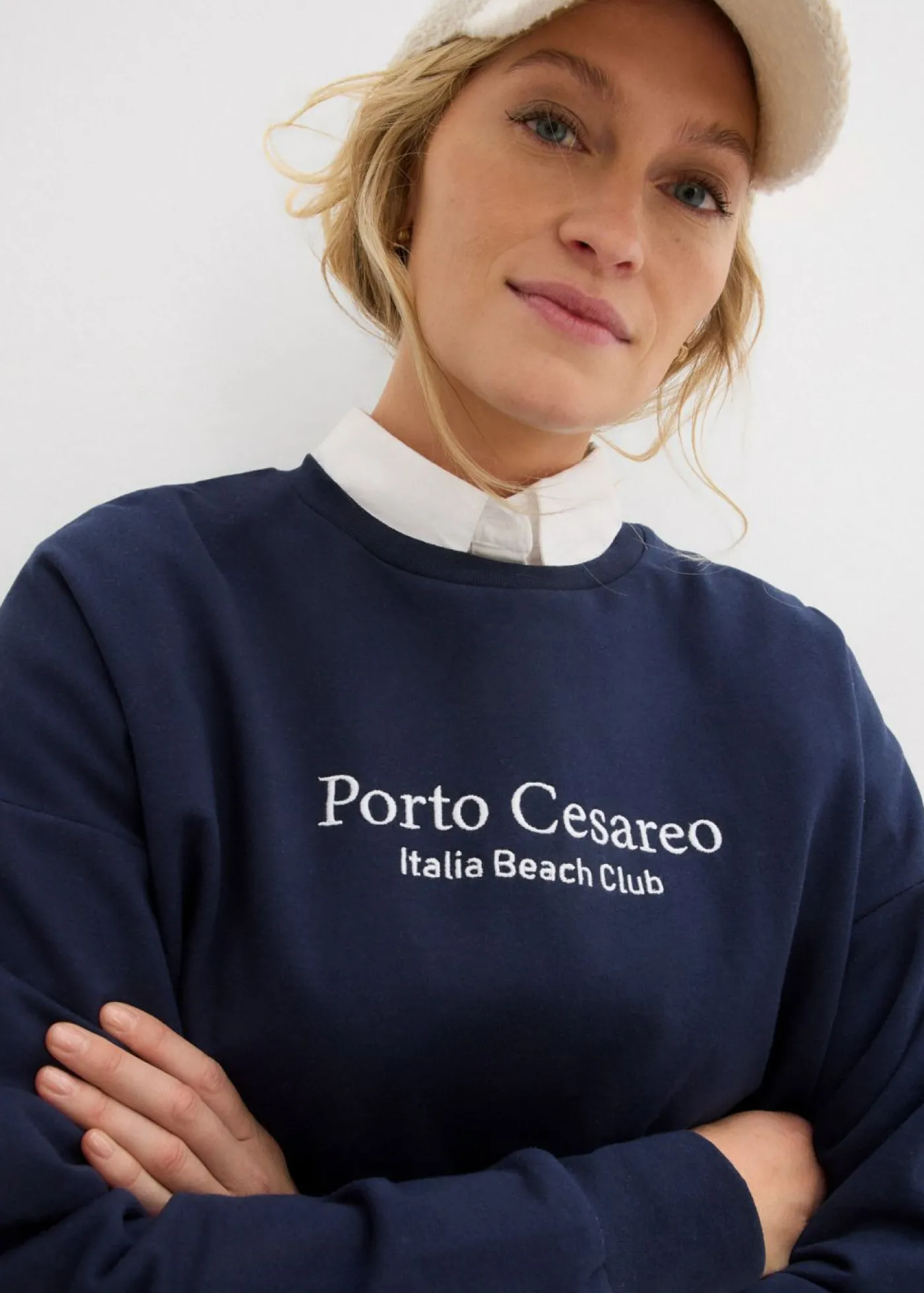 bonprix bonprix Sudadera holgada con bordado Azul marino Online