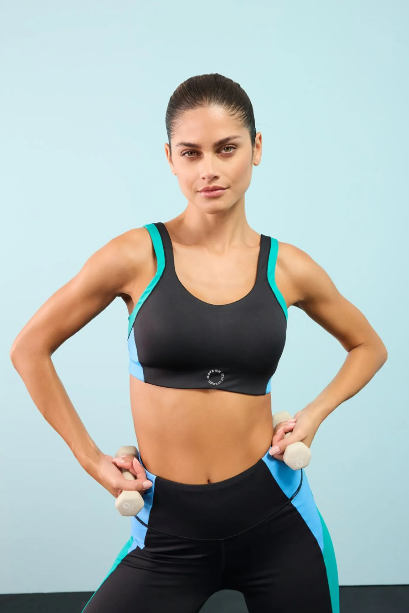 bonprix bonprix Sujetador deportivo acolchado con sujeción media negro-esmeralda-azul brillante Clearance