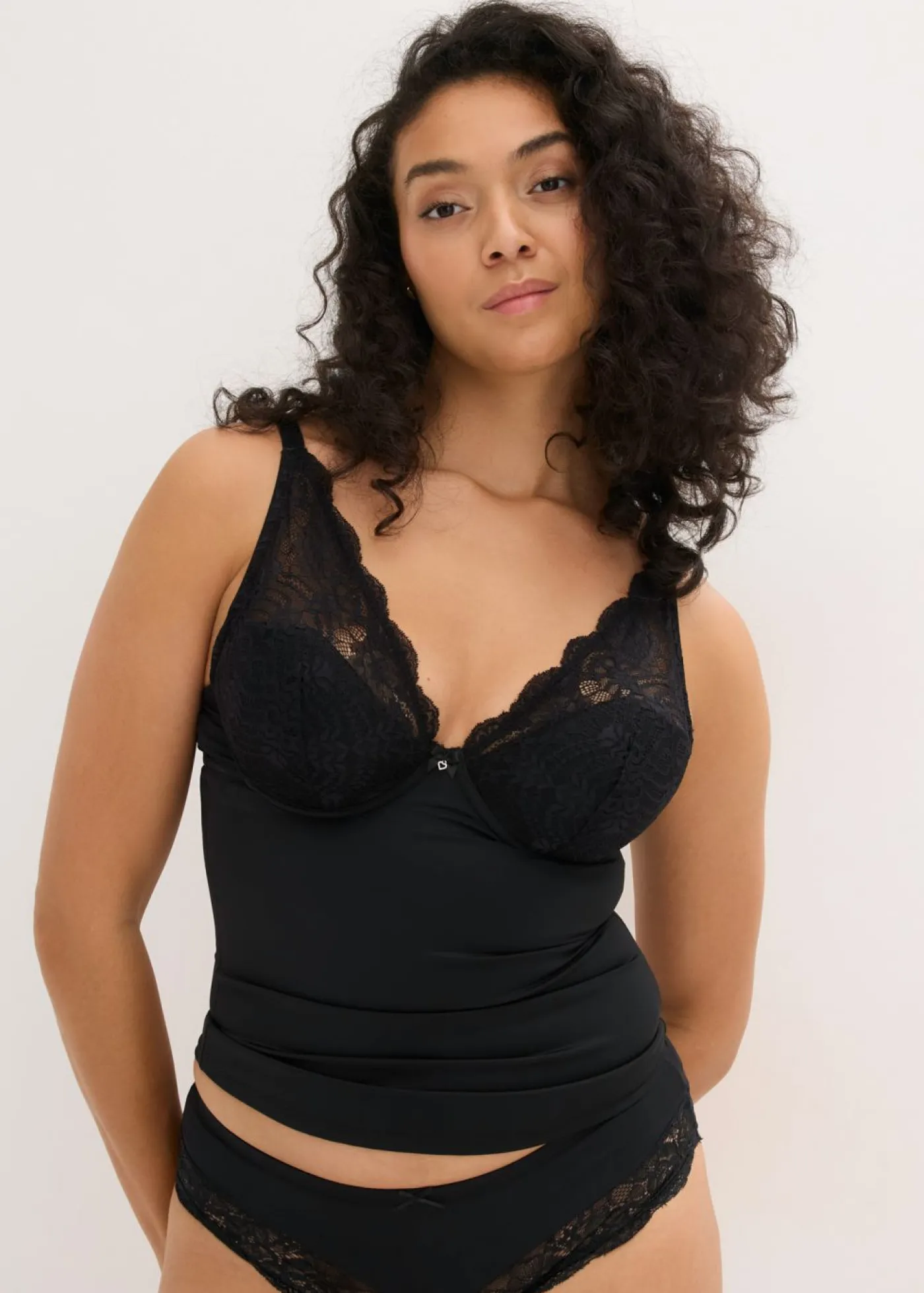 bonprix bonprix Sujetador tipo top con efecto moldeador medio y encaje Negro Outlet