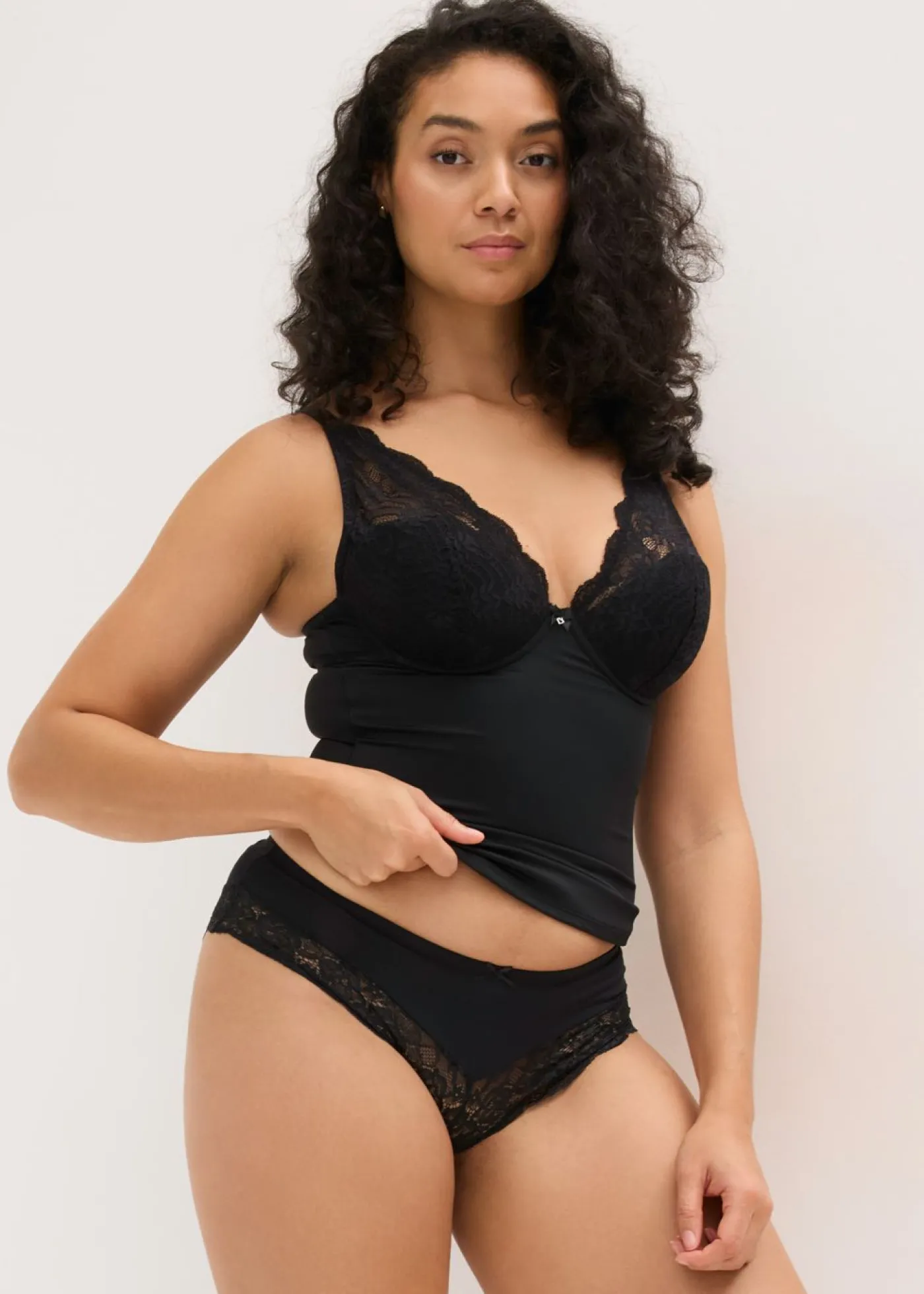 bonprix bonprix Sujetador tipo top con efecto moldeador medio y encaje Negro Outlet