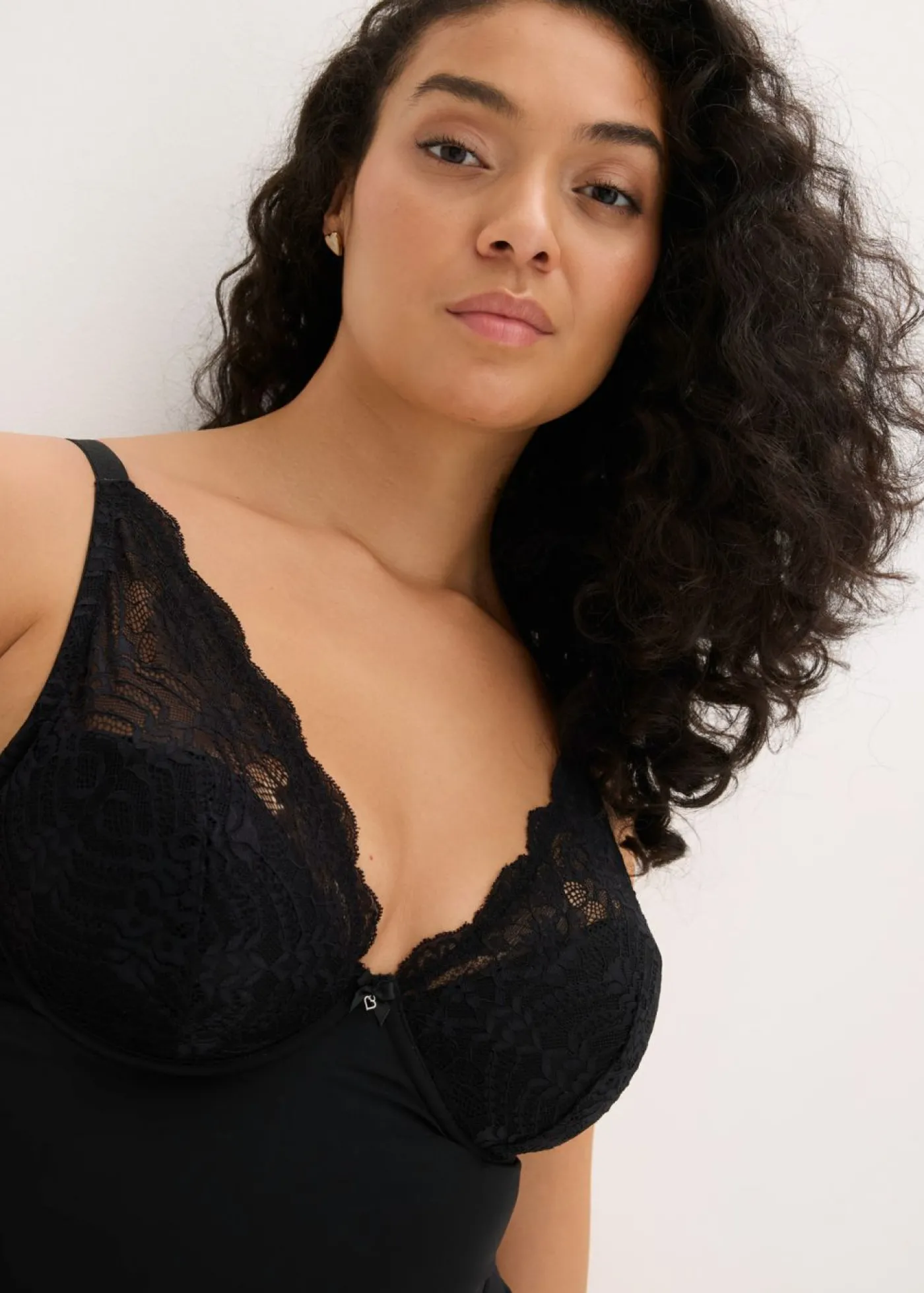 bonprix bonprix Sujetador tipo top con efecto moldeador medio y encaje Negro Outlet