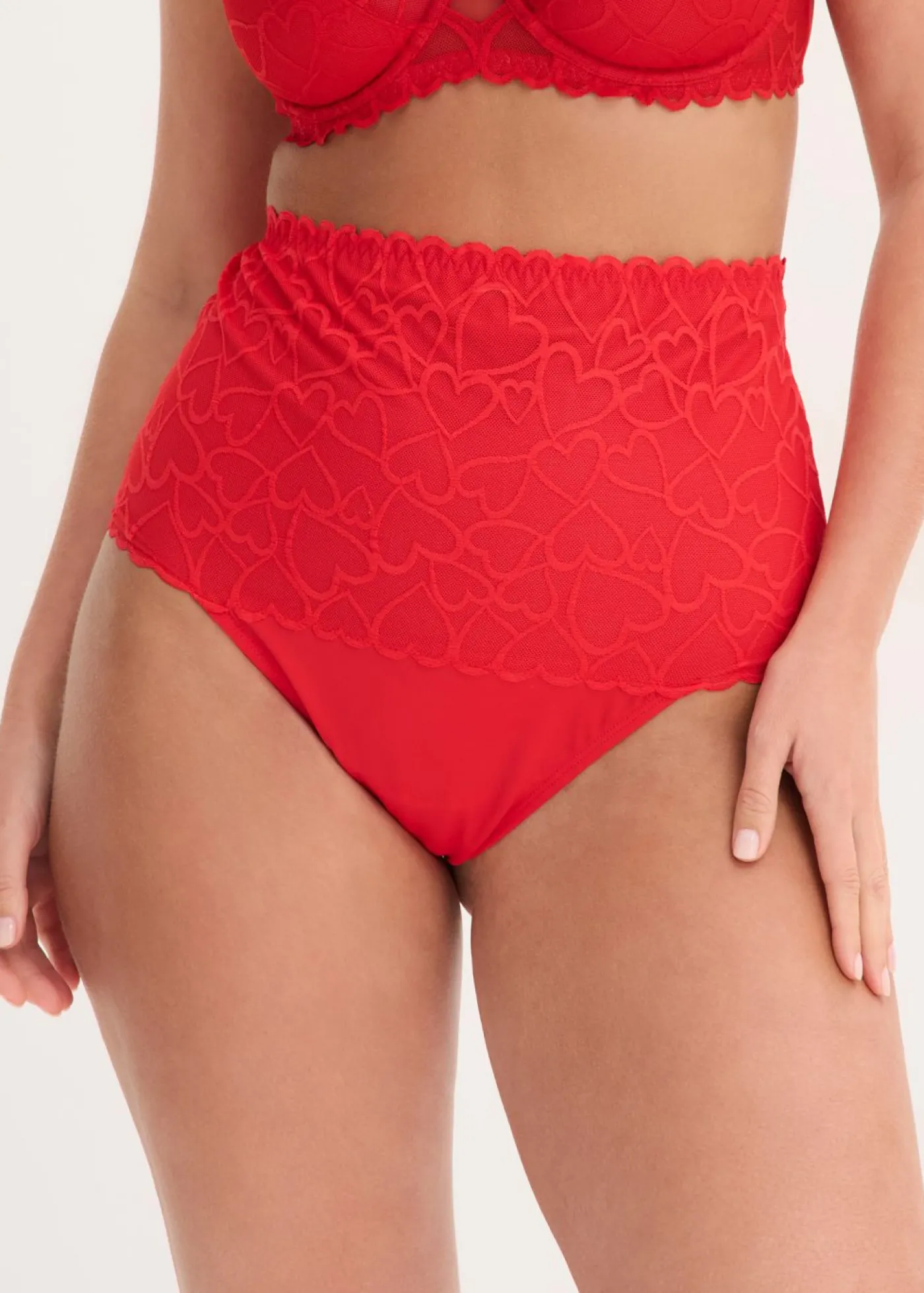 bonprix bonprix Tanga con efecto moldeador medio y encaje de corazones Rojo salsa
