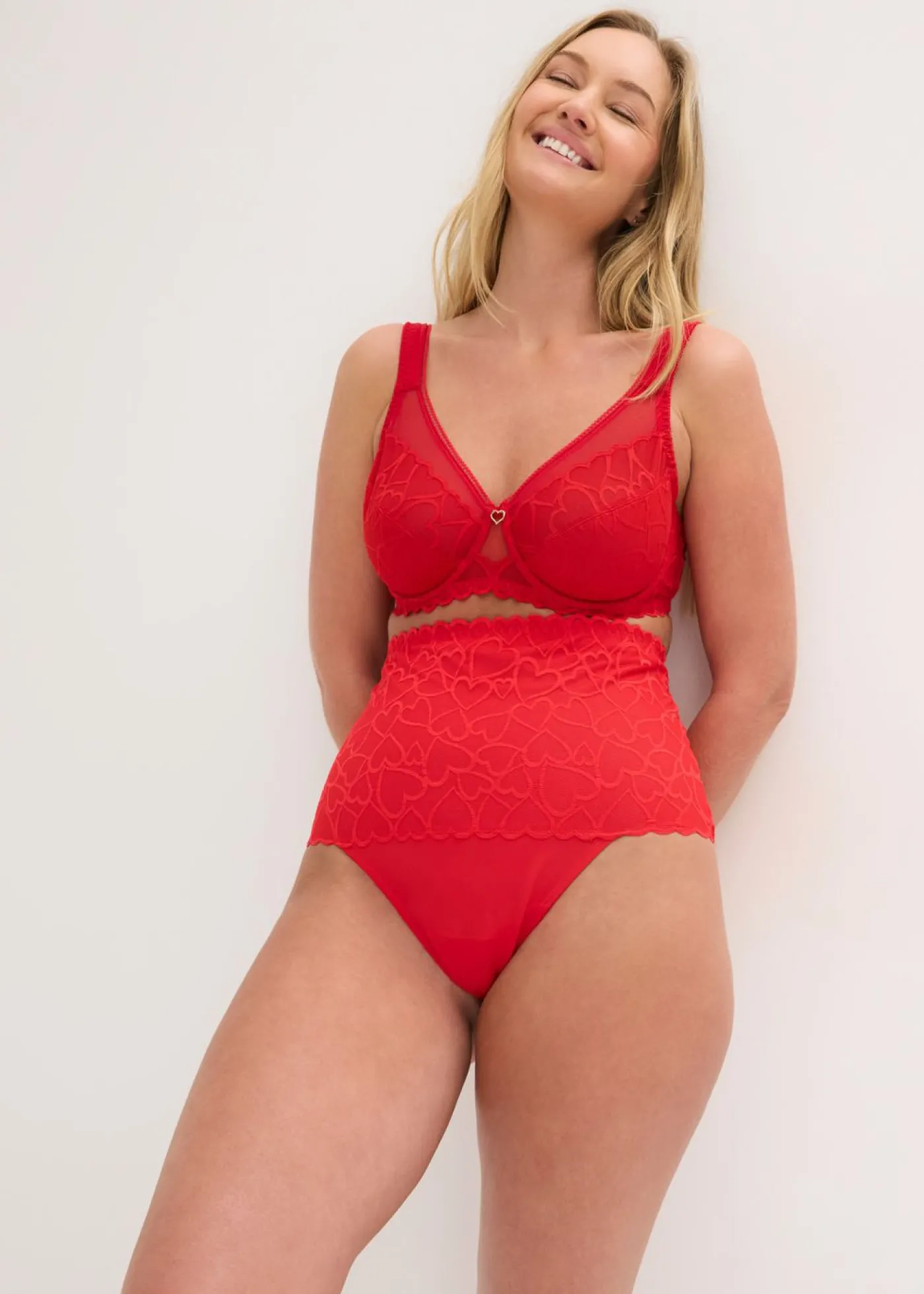 bonprix bonprix Tanga con efecto moldeador medio y encaje de corazones Rojo salsa