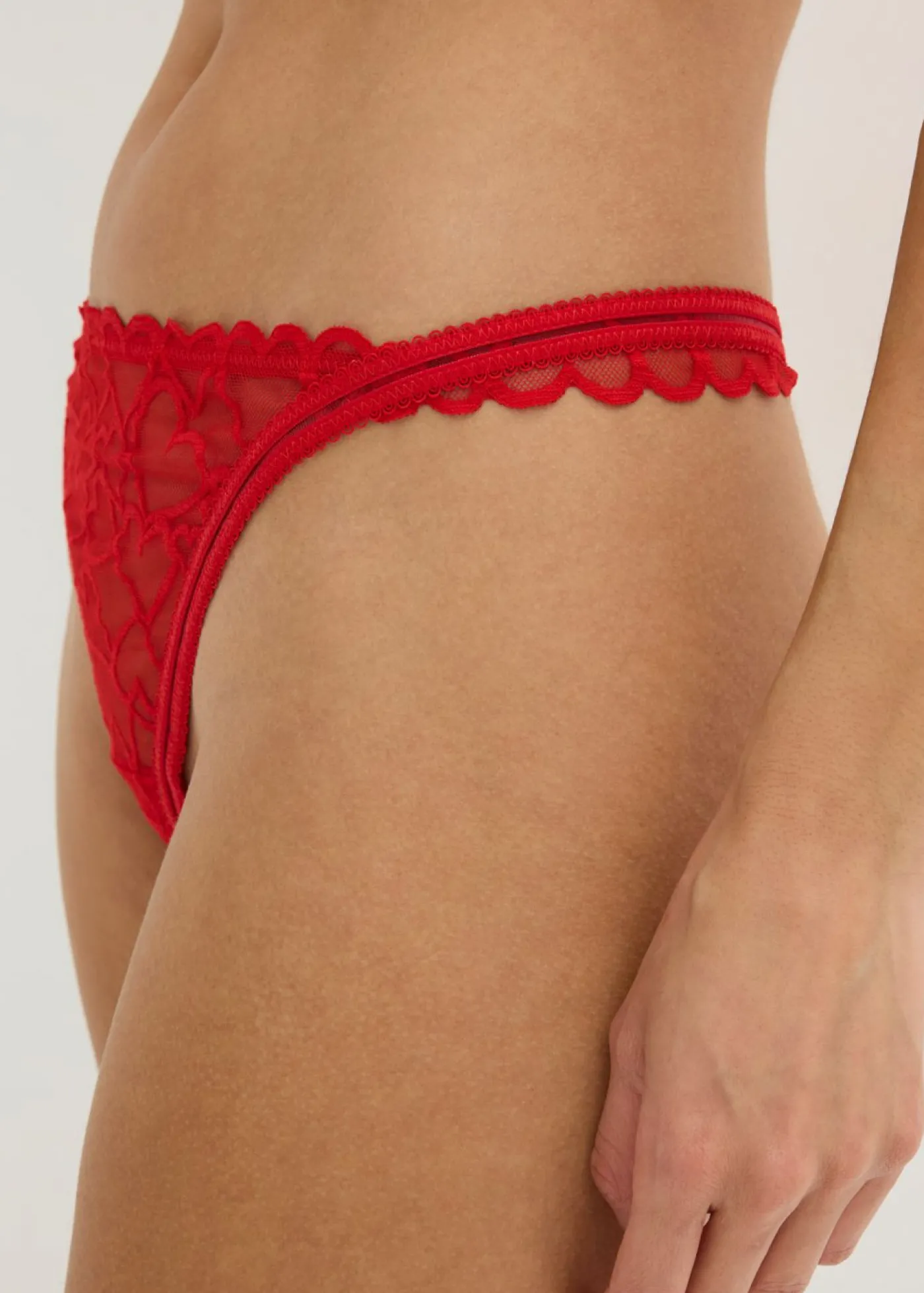 bonprix bonprix Tanga con encaje de corazones Rojo salsa Sale