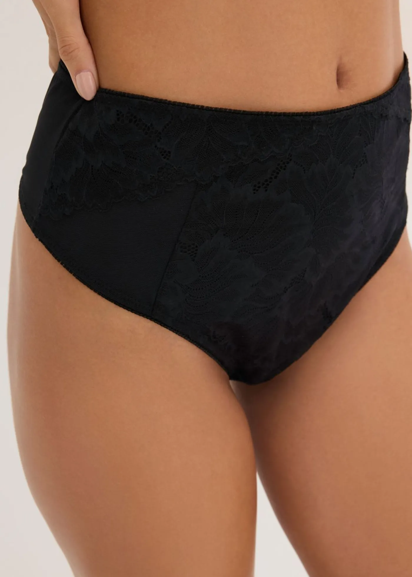 bonprix bonprix Tanga de talle alto con encaje delicado Negro Best