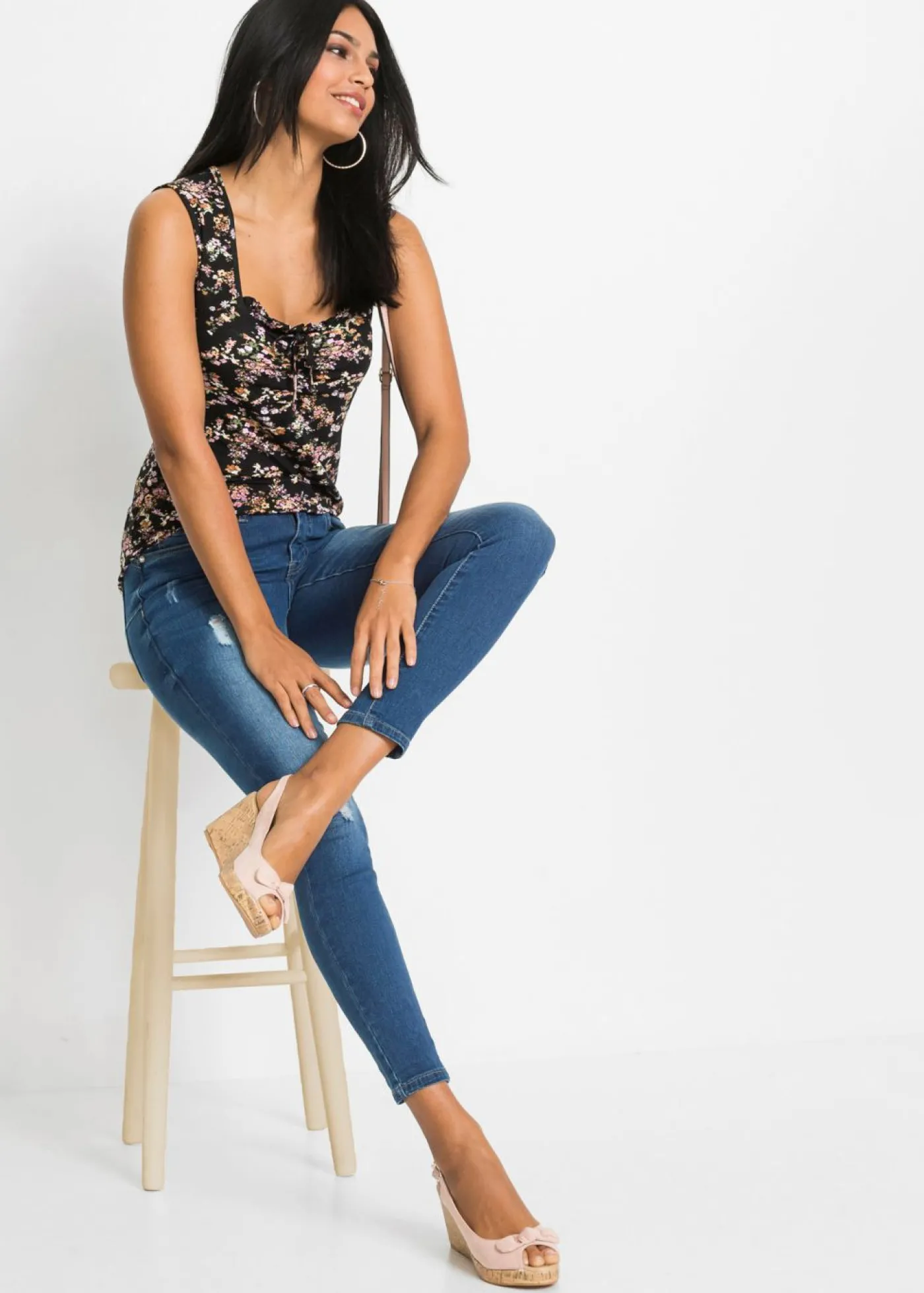 bonprix bonprix Top de mezcla de viscosa Negro de flores Discount