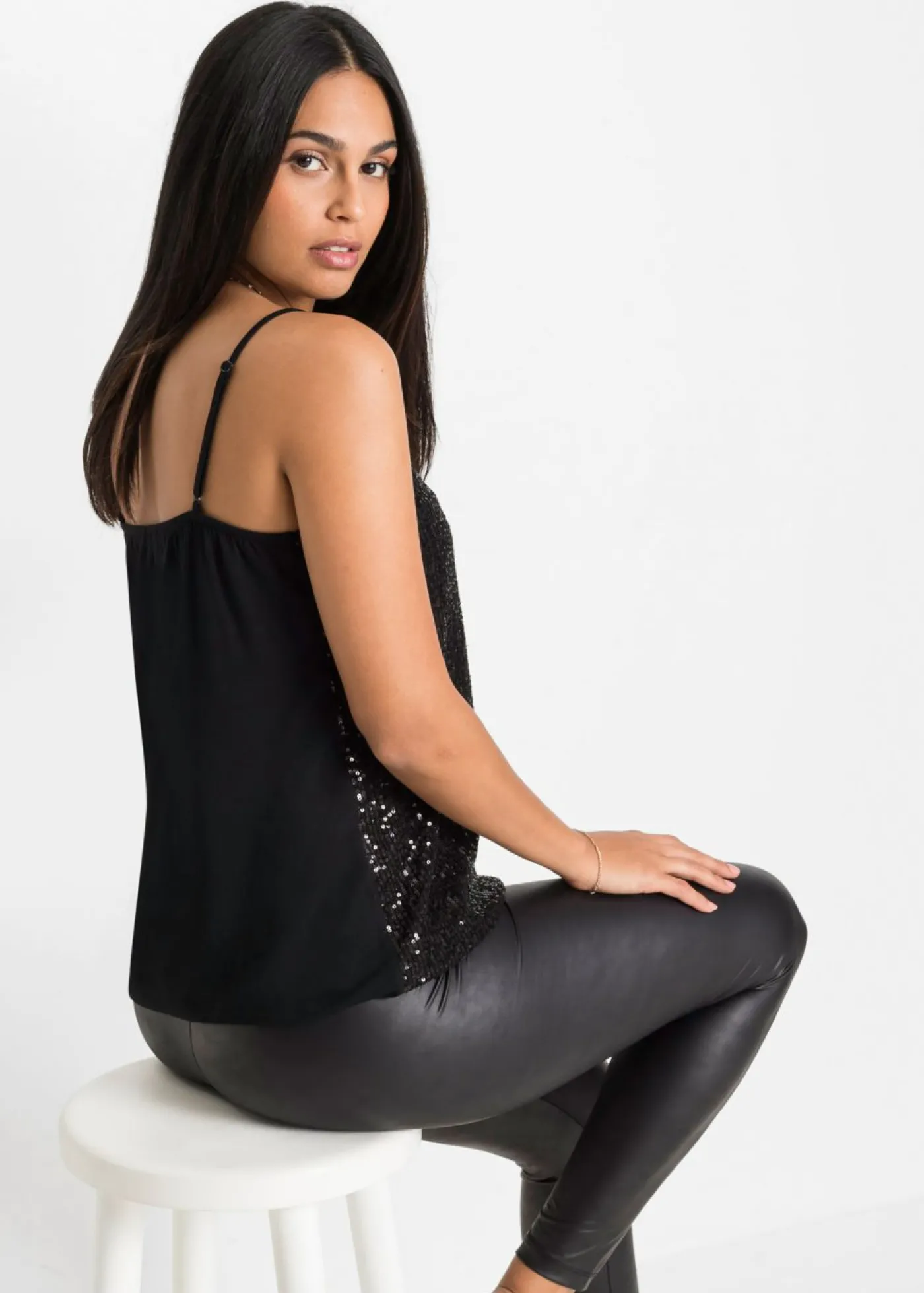 bonprix bonprix Top de mezcla de viscosa suave con tirantes finos y lentejuelas Negro Hot