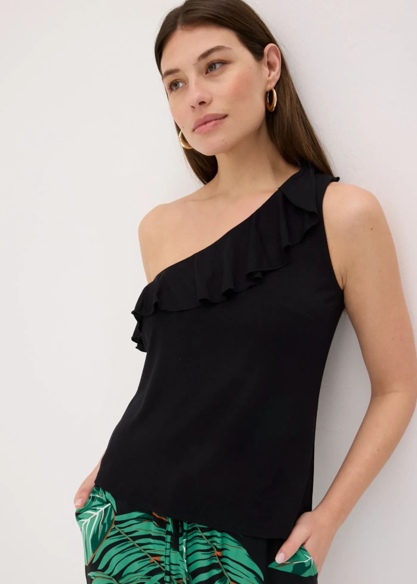bonprix bonprix Top de mezcla de viscosa suave con un hombro al descubierto y volante decorativo Negro Hot