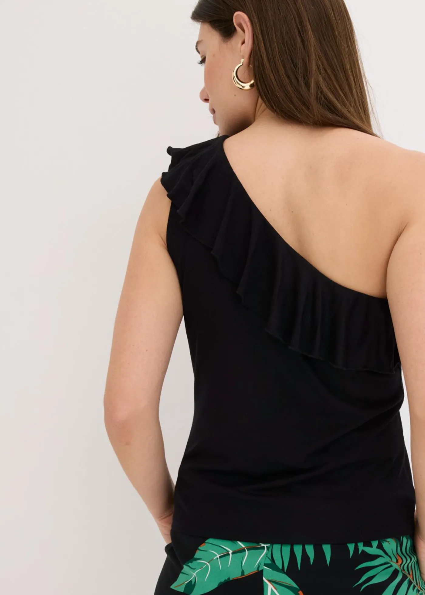 bonprix bonprix Top de mezcla de viscosa suave con un hombro al descubierto y volante decorativo Negro Hot