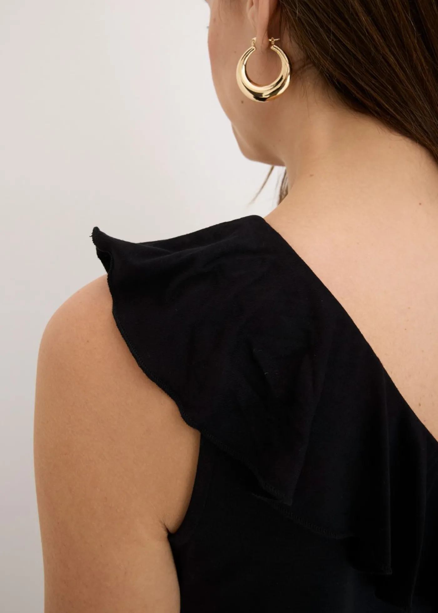 bonprix bonprix Top de mezcla de viscosa suave con un hombro al descubierto y volante decorativo Negro Hot