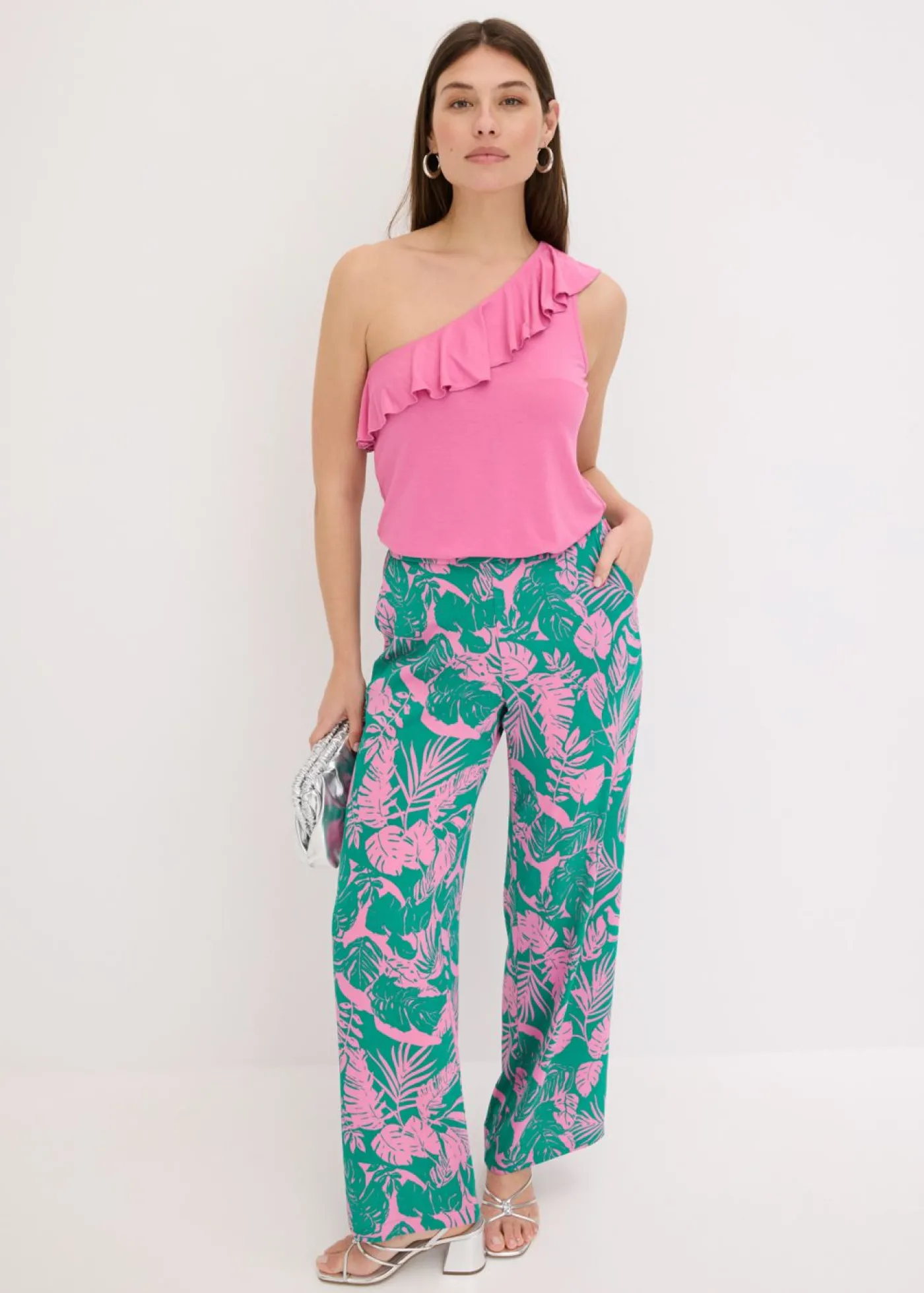 bonprix bonprix Top de mezcla de viscosa suave con un hombro al descubierto y volante decorativo Rosa chicle New
