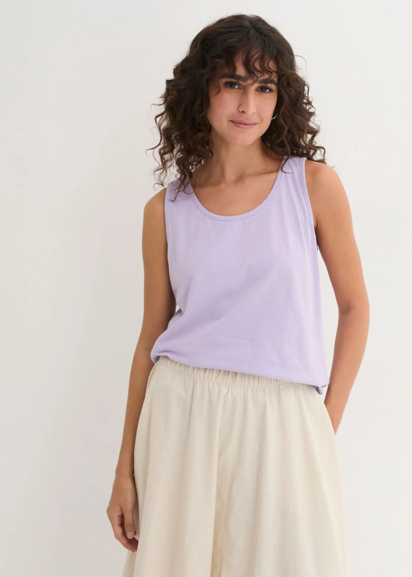 bonprix bonprix Top largo de algodón orgánico puro (5 unidades) lavanda + salvia fumé+ rosa pálido + negro + blanco Clearance