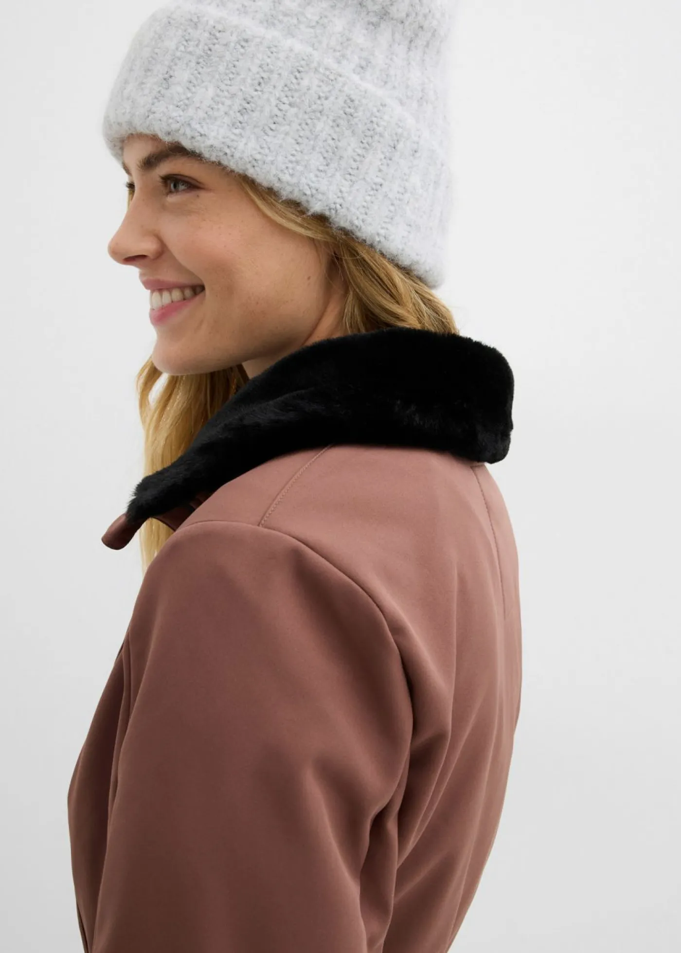 bonprix bonprix Traje de esquí de softshell con forro cálido y material impermeable Marrón claro Hot