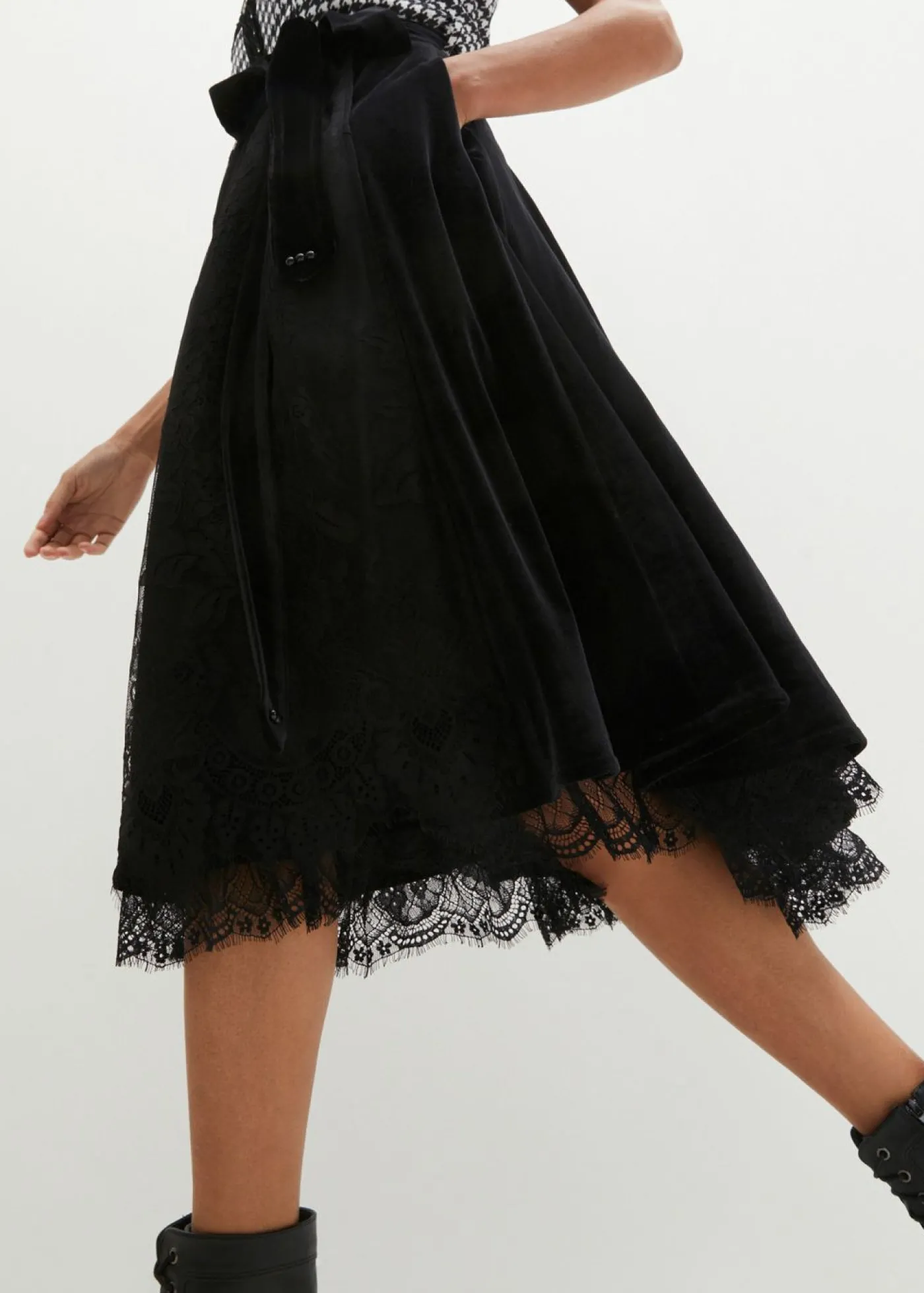 bonprix bonprix Traje tirolés y delantal (2 piezas) Negro-blanco lana estampado Discount
