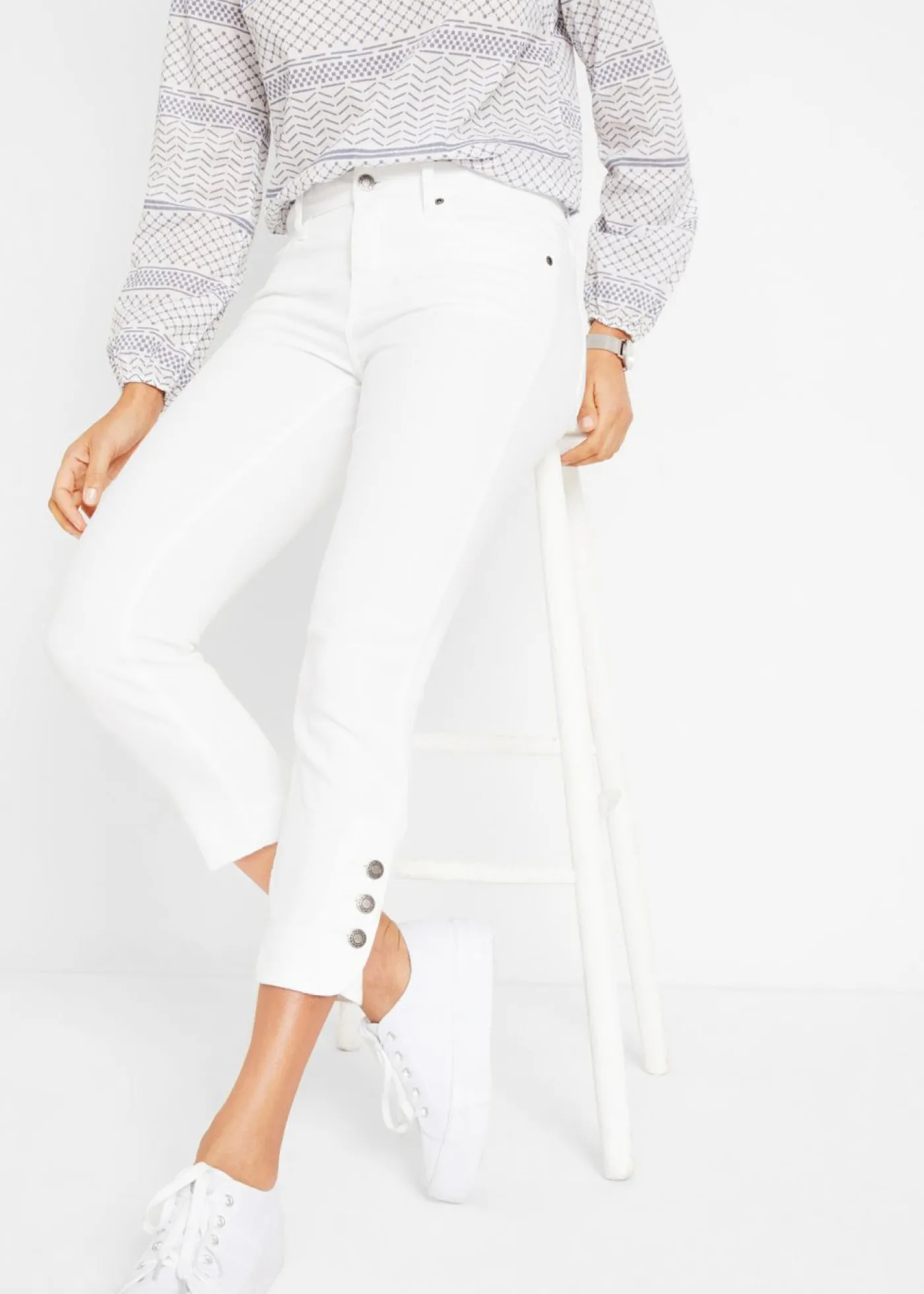 bonprix bonprix Vaqueros acortados de corte slim y media cintura Sarga blanca Hot