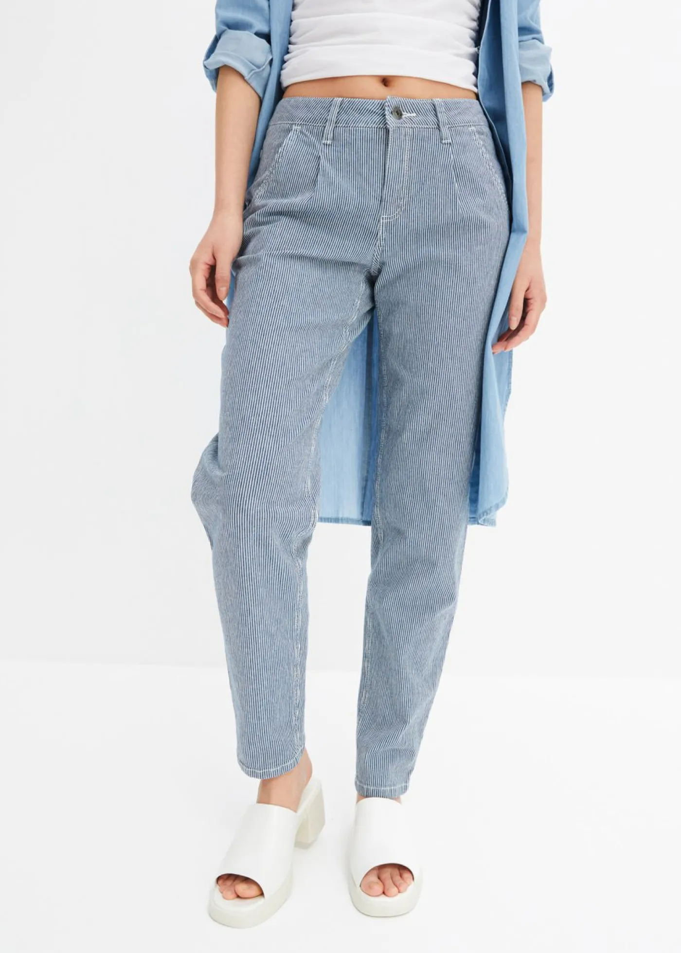 bonprix bonprix Vaqueros barrel de talle medio con rayas azul piedra-denim blanco con rayas Hot