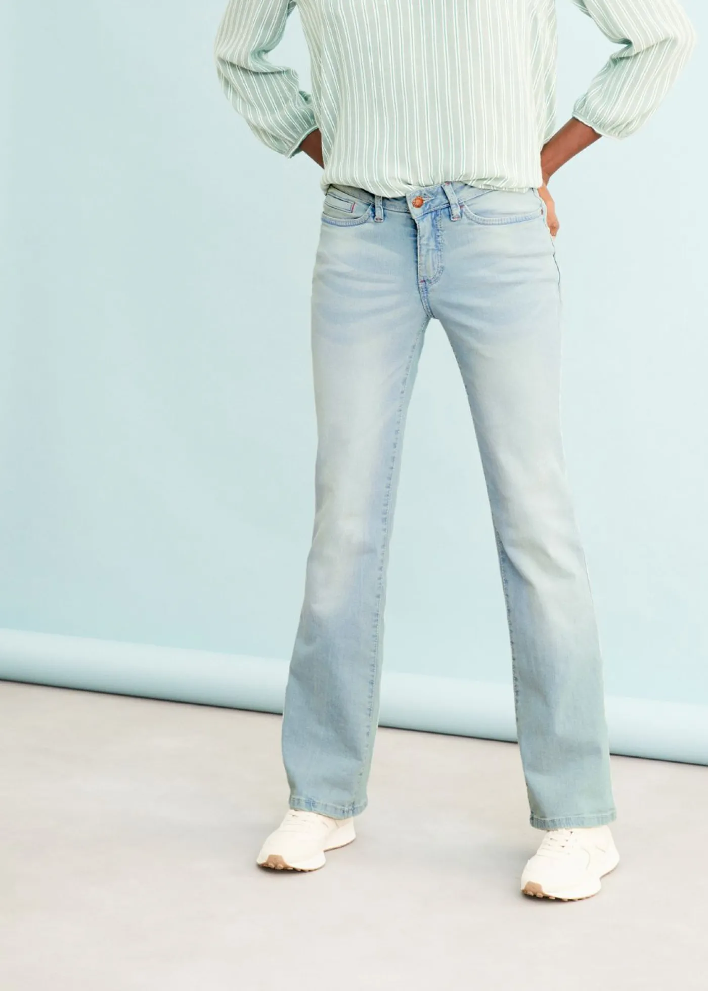 bonprix bonprix Vaqueros bootcut mid waist, elásticos Azul claro desgastado Sale