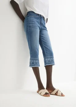 bonprix bonprix Vaqueros capri con bordado azul blanqueado