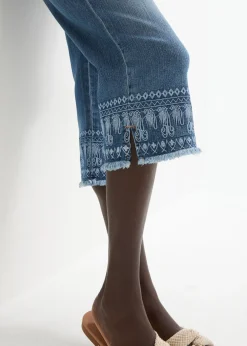 bonprix bonprix Vaqueros capri con bordado azul blanqueado