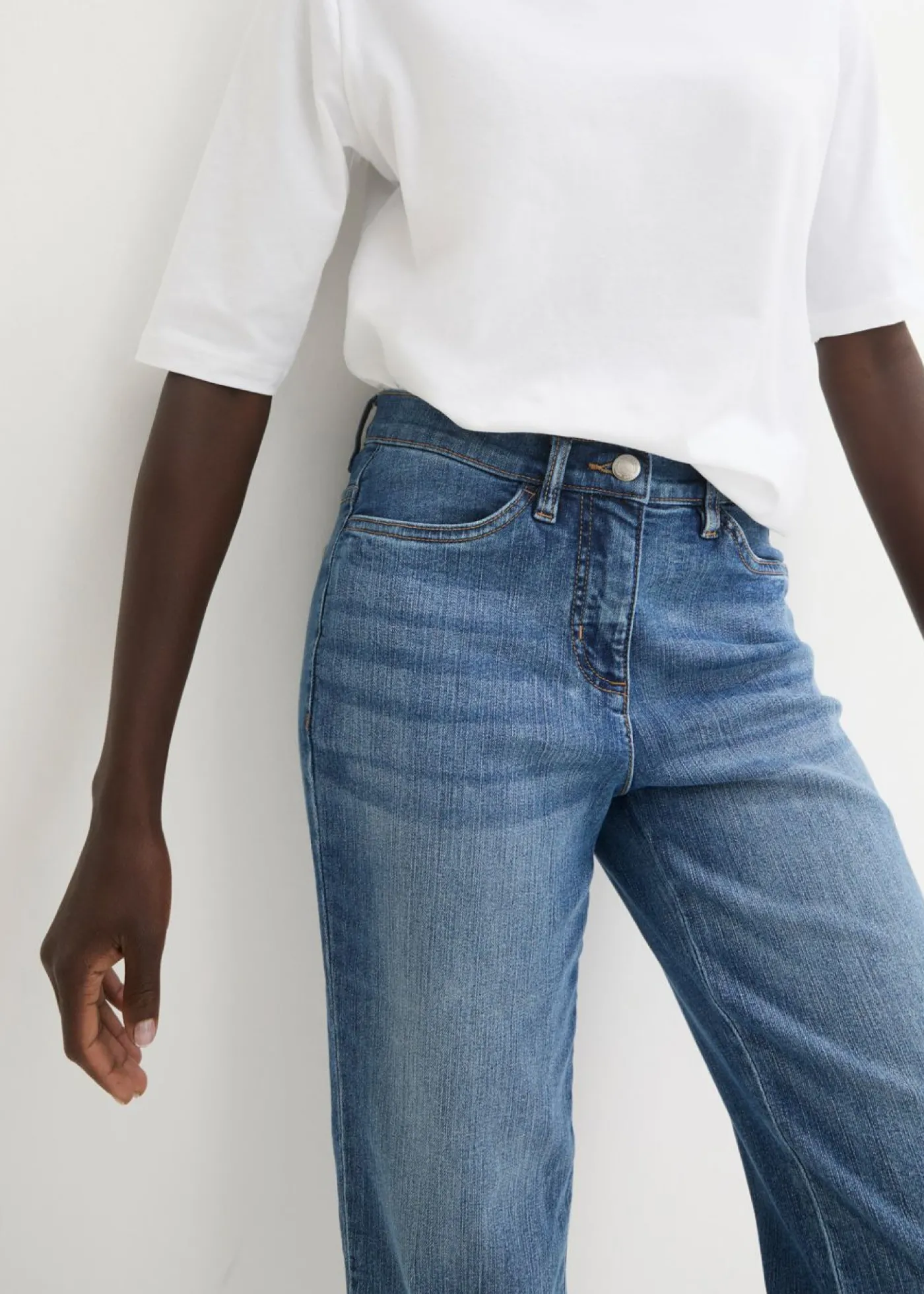 bonprix bonprix Vaqueros capri con bordado azul blanqueado