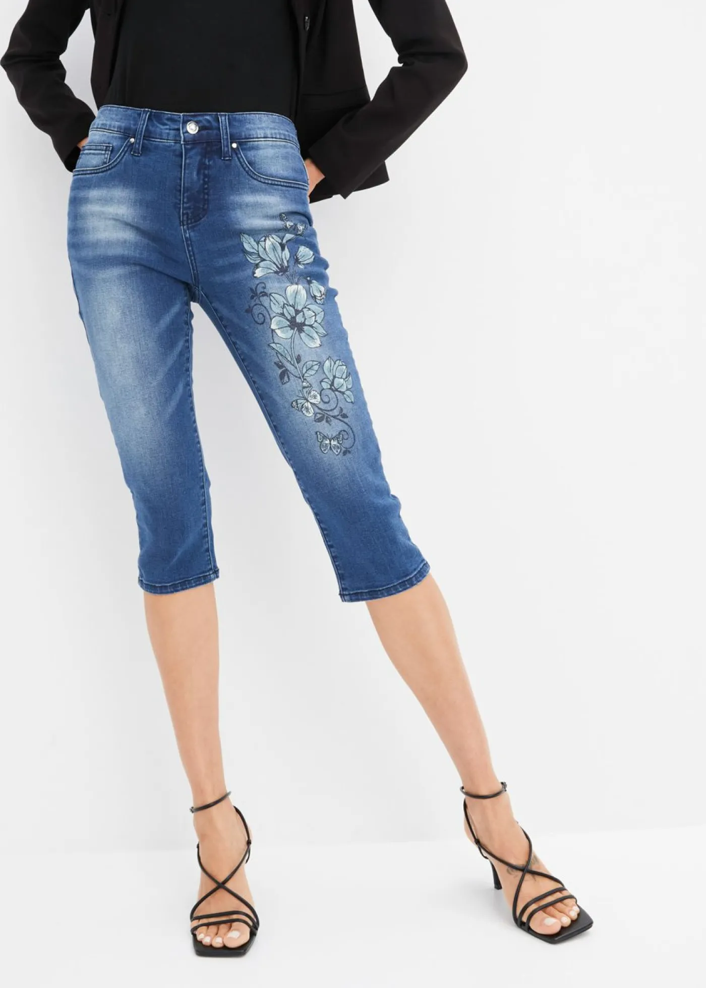 bonprix bonprix Vaqueros capri con estampado de mariposas azul piedra con flores Hot
