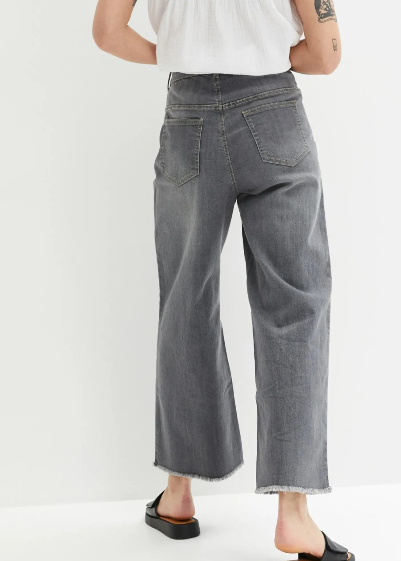 bonprix bonprix Vaqueros capri de corte ancho denim gris Sale
