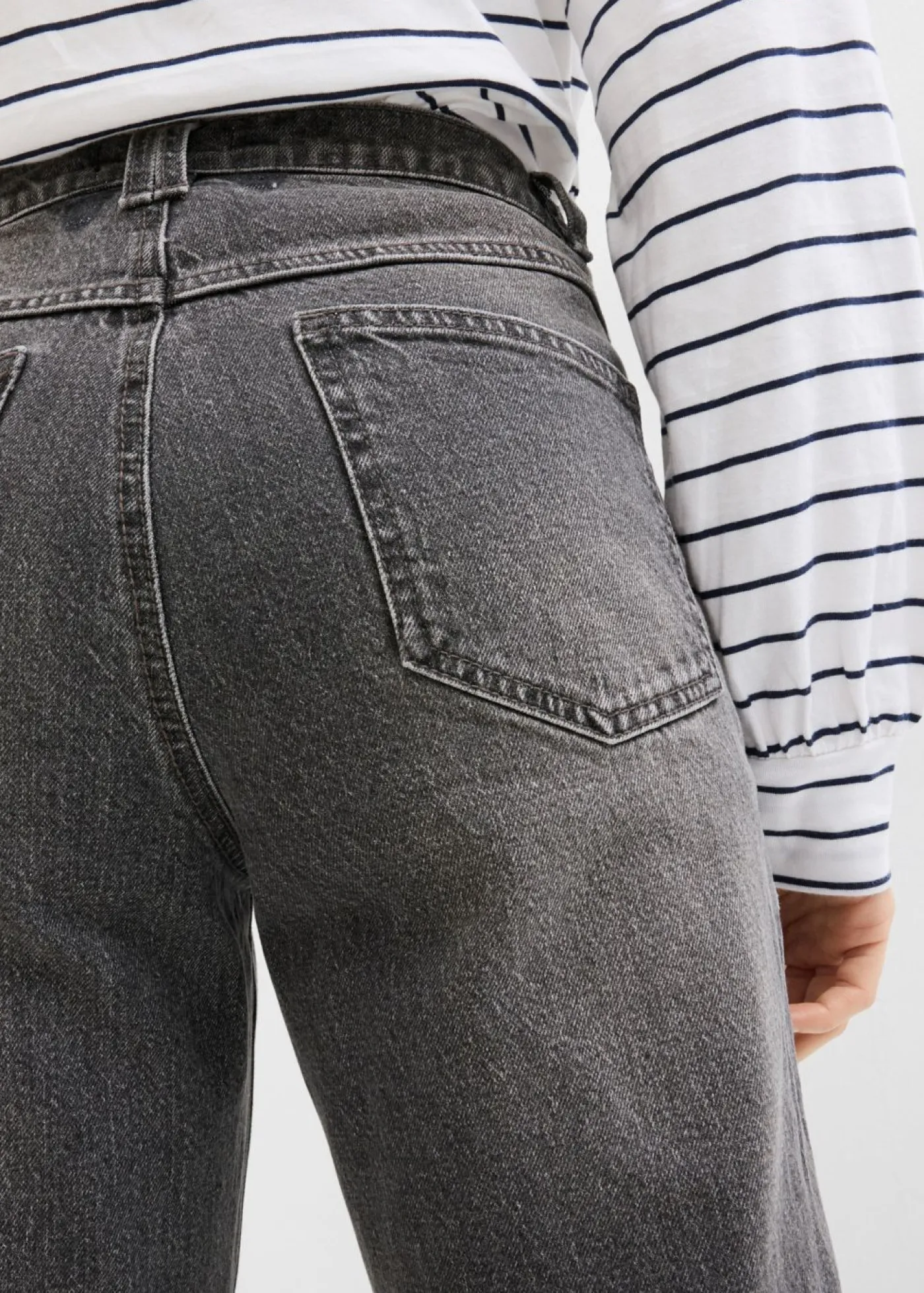 bonprix bonprix Vaqueros capri de talle alto con corte mom denim gris desgastado Hot