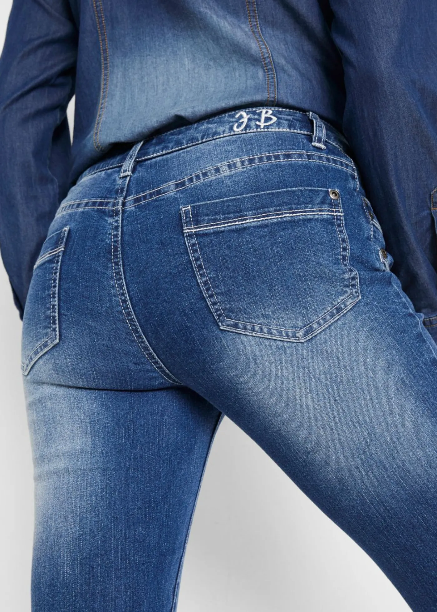 bonprix bonprix Vaqueros capri de talle medio con corte recto Azul desgastado Sale