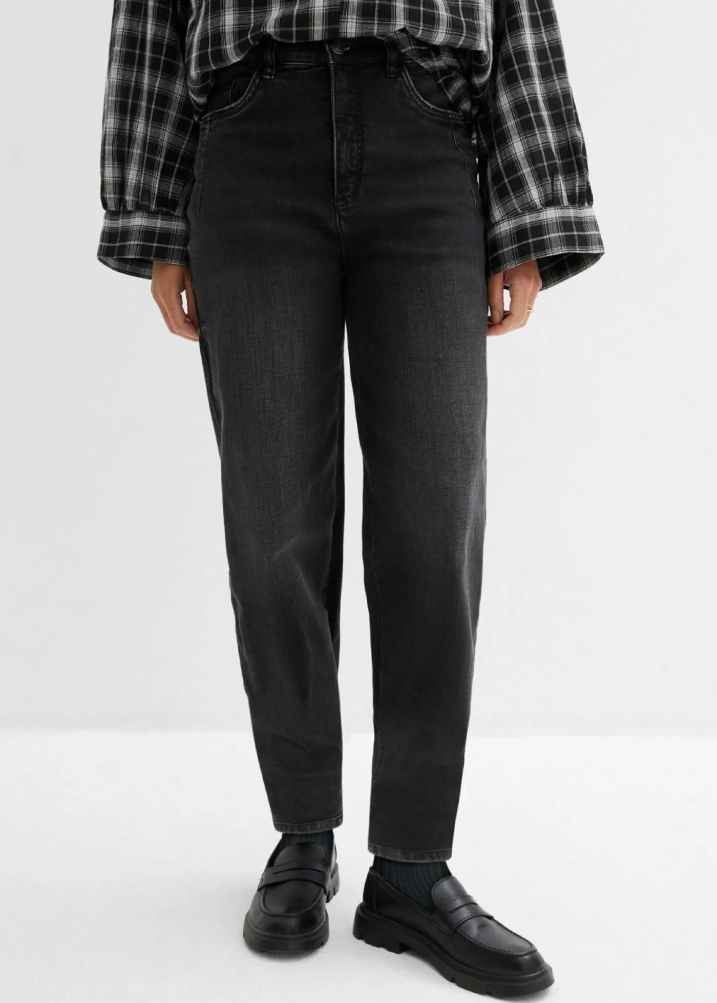 bonprix bonprix Vaqueros de algodón ecológico con talle alto y corte barrel Denim negro desgastado Clearance